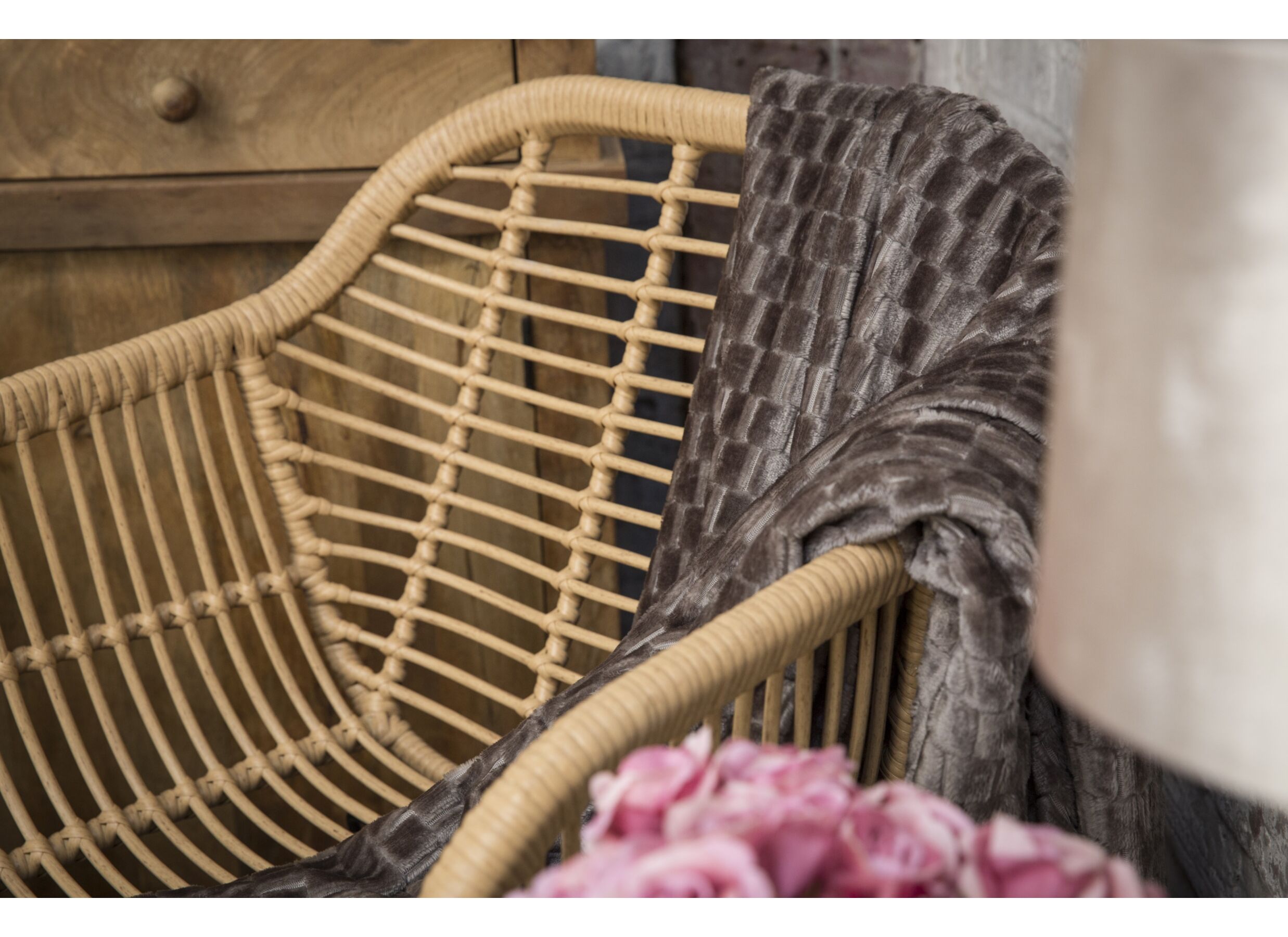 Chaise coque Flores 58x62x81cm - polyethylène - naturel/noir