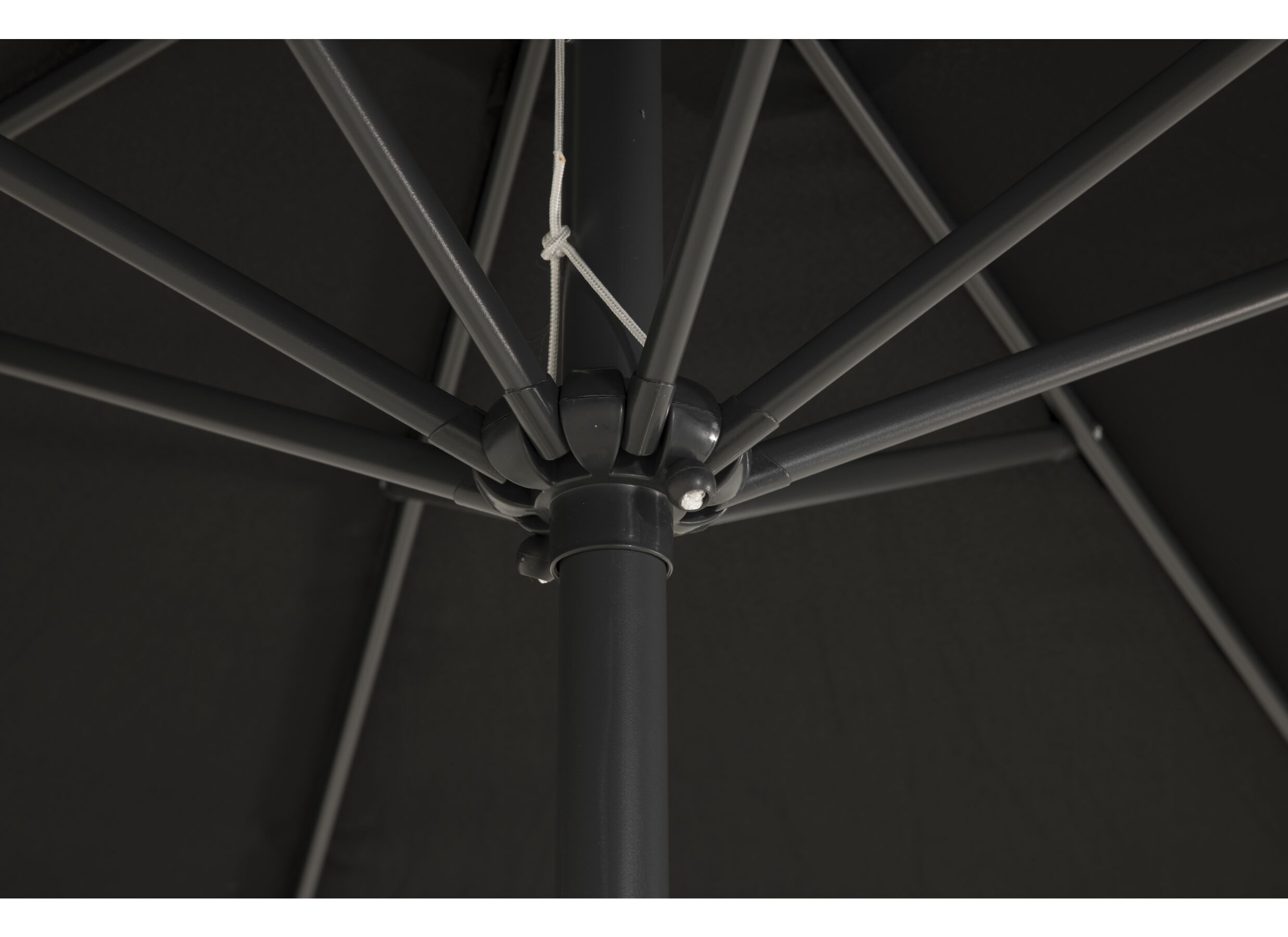 Detailfoto - Parasol Nerissa Ø300cm zwart met beschermhoes