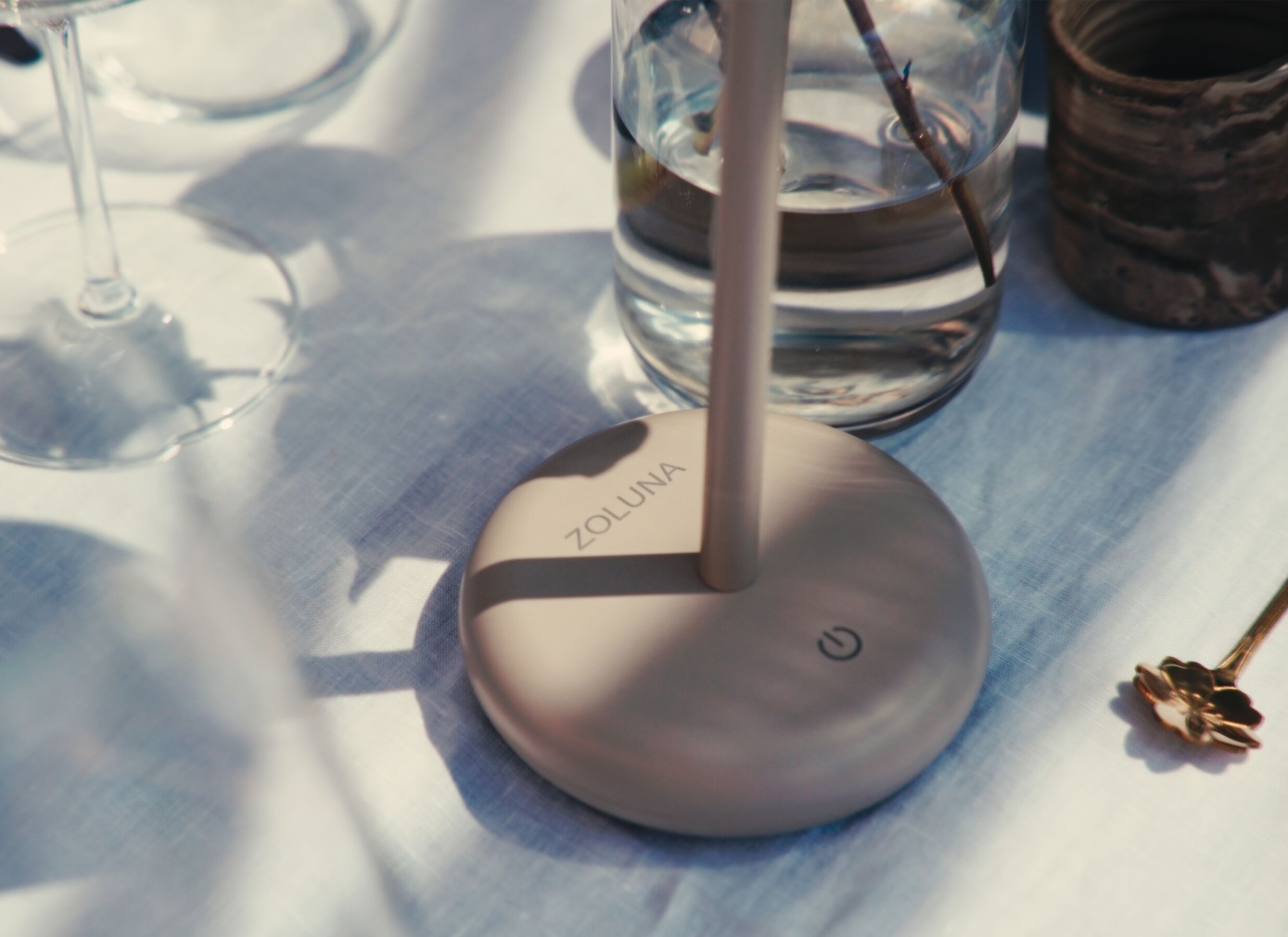 Detail - Lampe de table solaire Bobbie H27 - plastique - sable