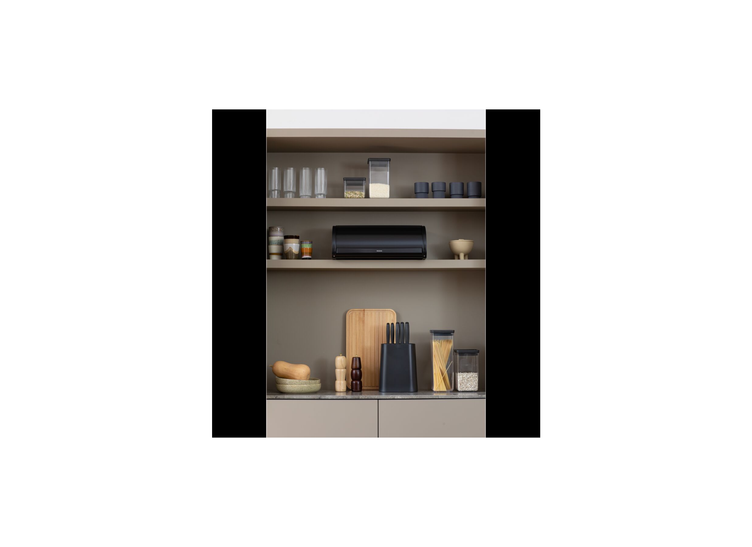 Sfeerfoto - Broodtrommel met schuifdeksel 44,5x26,2x17,3cm - staal - matt black