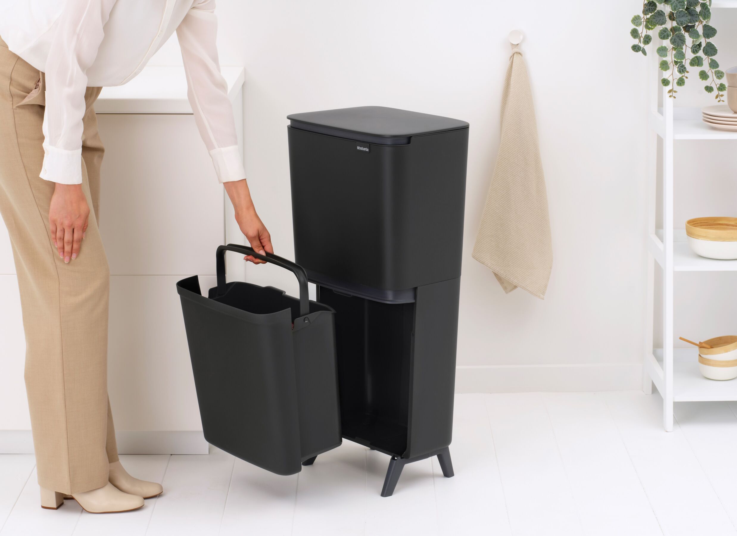 Sfeerfoto - Vuilnisbak SortUp Recycle Brabantia 20+25L - dark grey