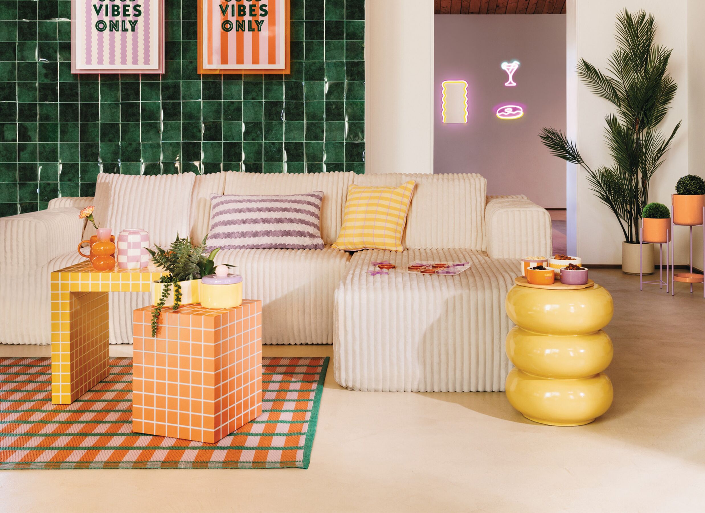 Foto ambiance - Table d'appoint Betsy 45x37x45cm - MDF - jaune & orange