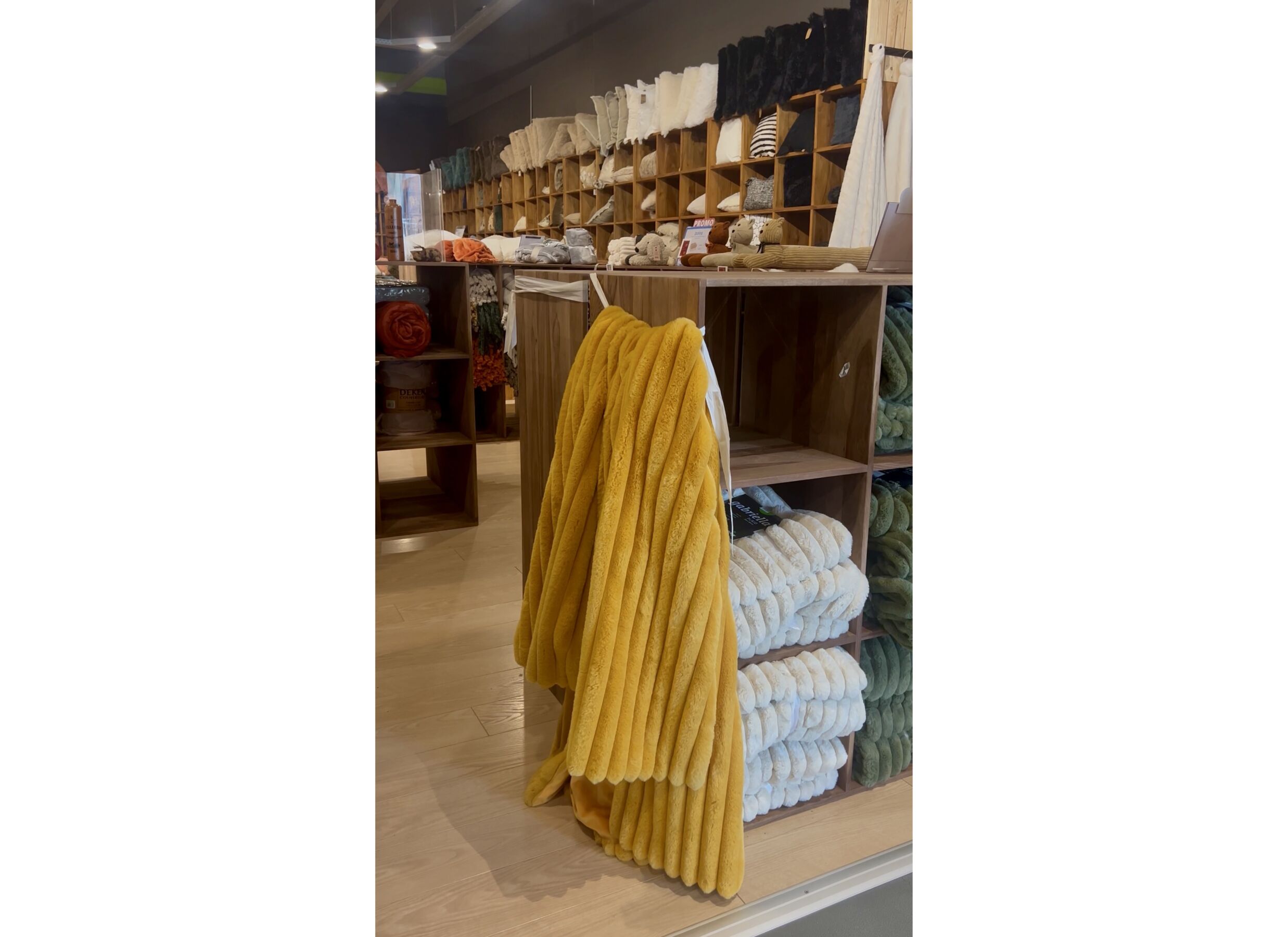 Sfeerfoto - Plaid Gabriella 150x200cm - imitatie konijnenvacht - geel