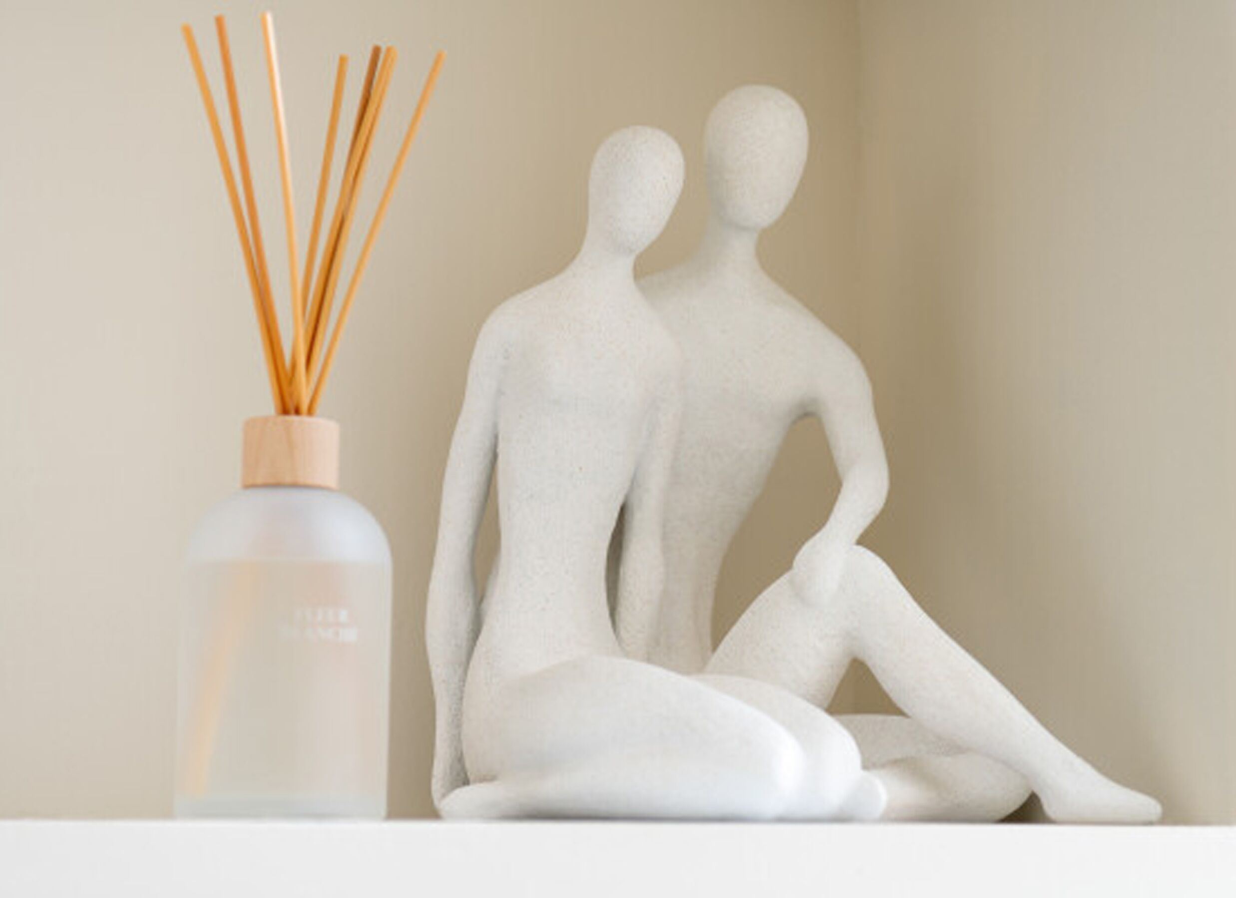 Foto ambiance - Statue Couple Assis H35,5cm - polystone - blanc