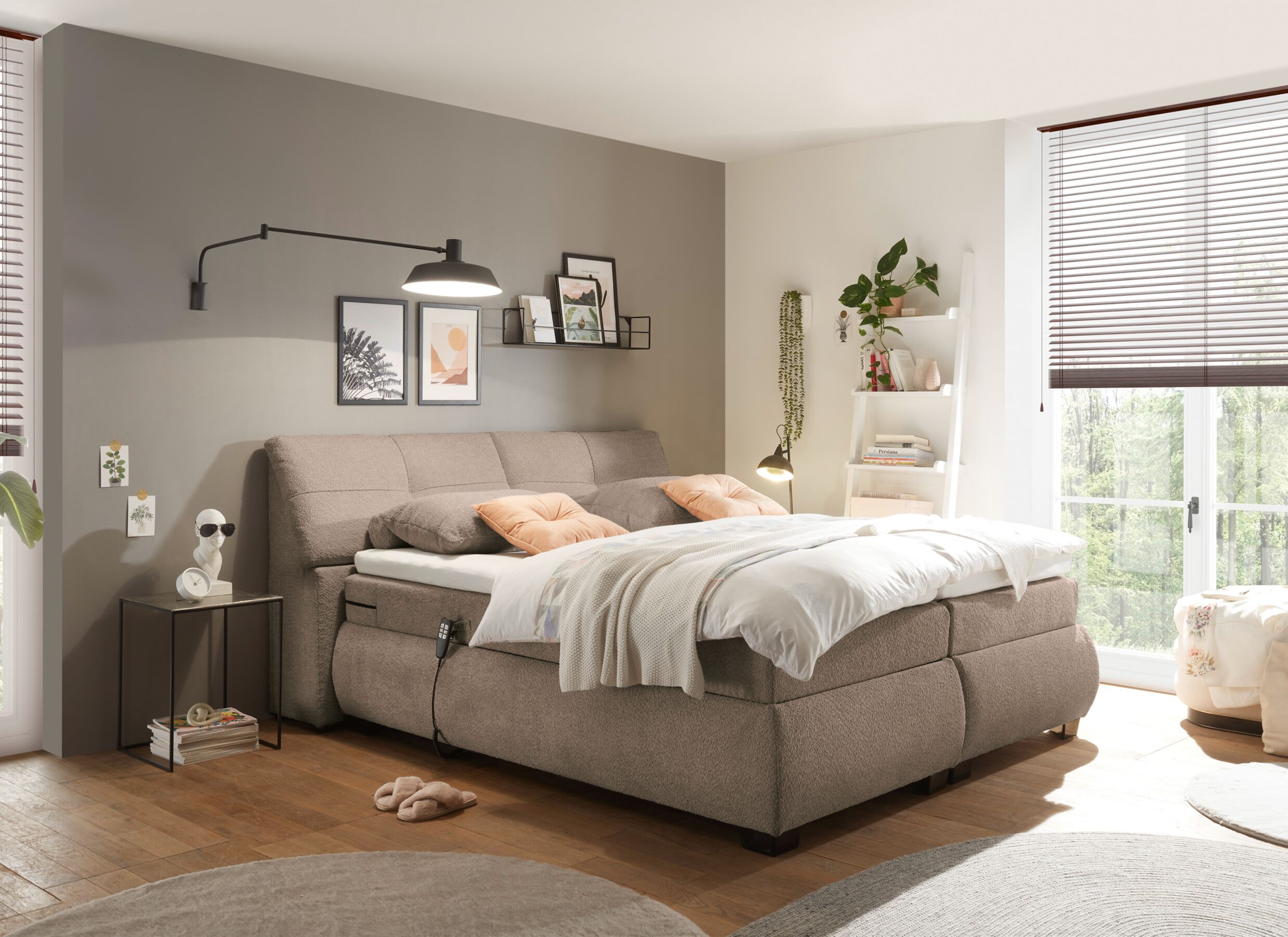 Sfeerfoto - Boxspring Reynosa 180x200cm - stof - taupe met opbergruimte & elektrisch