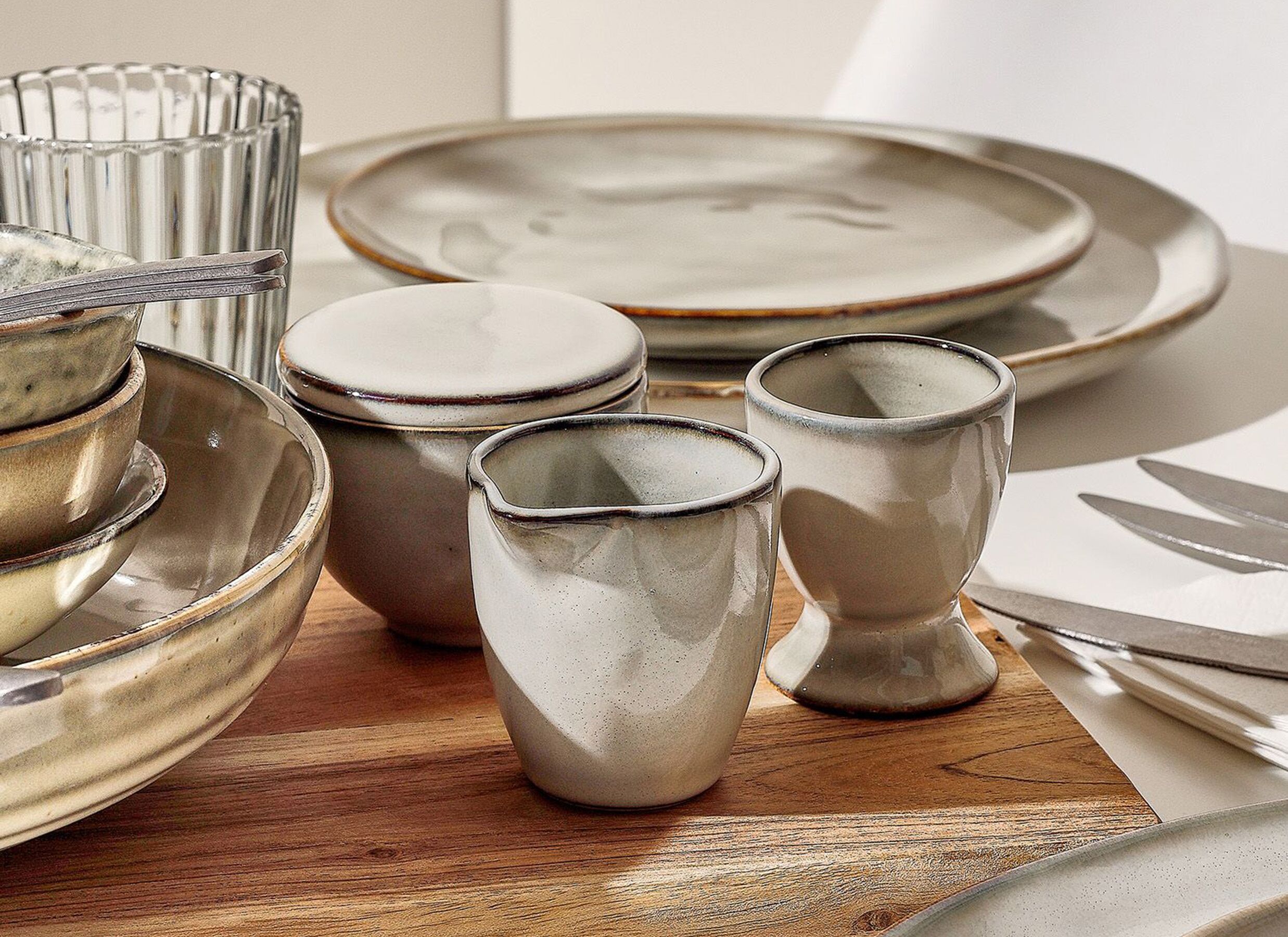 Foto ambiance - Plat Artisan 32x7,5cm - stoneware - vert