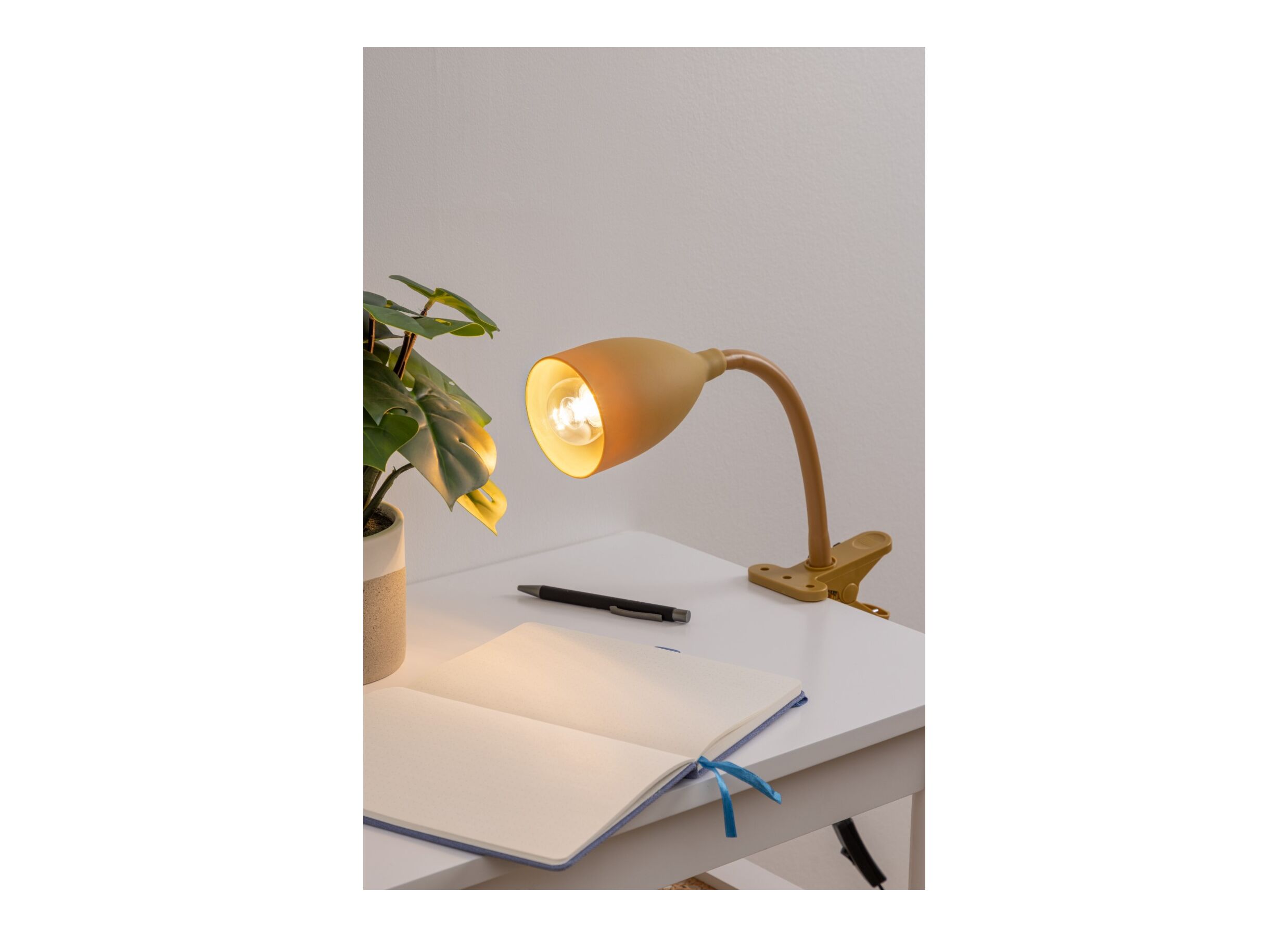 Sfeerfoto - Klemlamp Sily 43x8cm - metaal/kunststof - oker