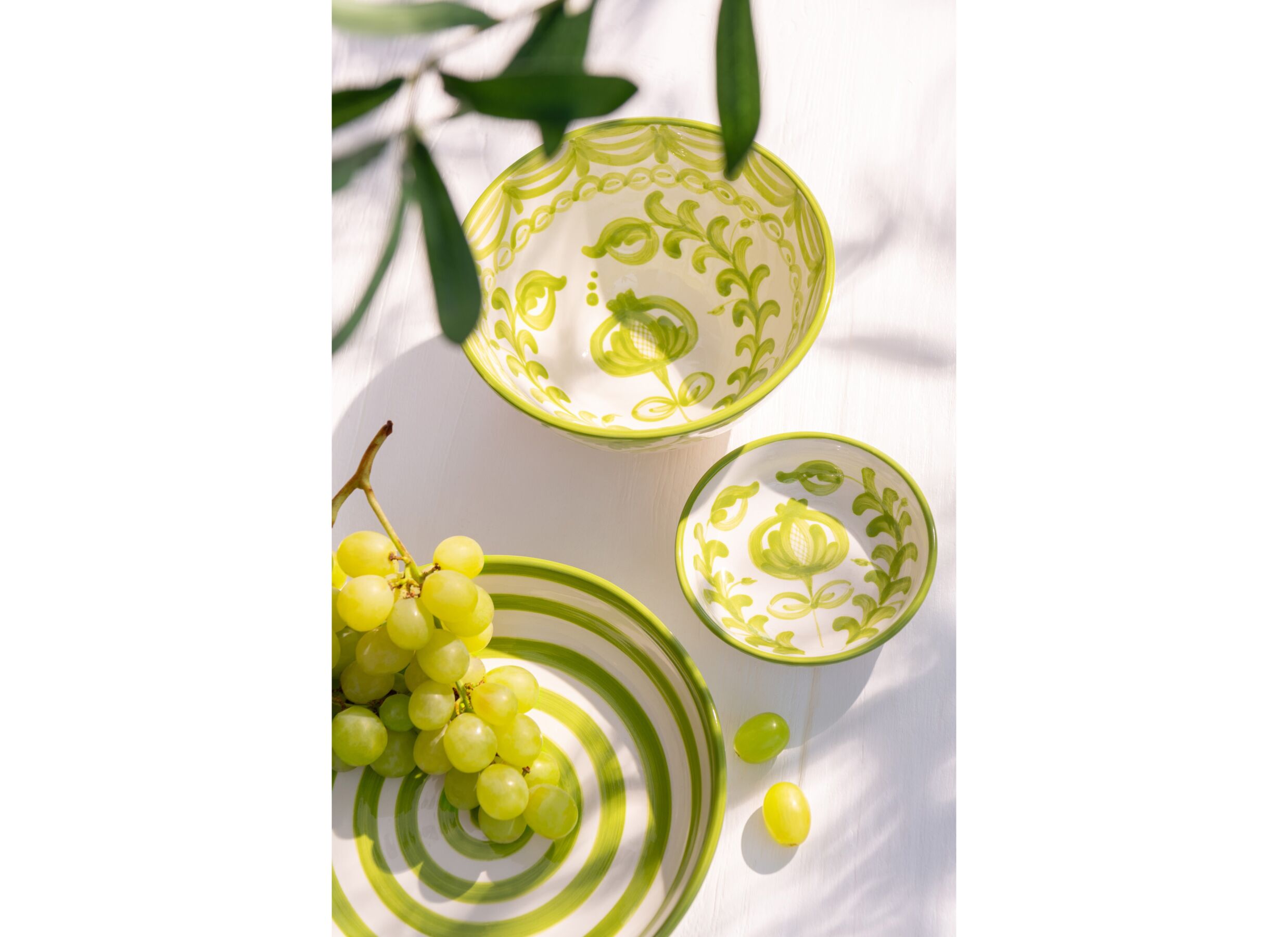 Foto ambiance - Plat Granada Ø22cm - céramique - blanc & vert