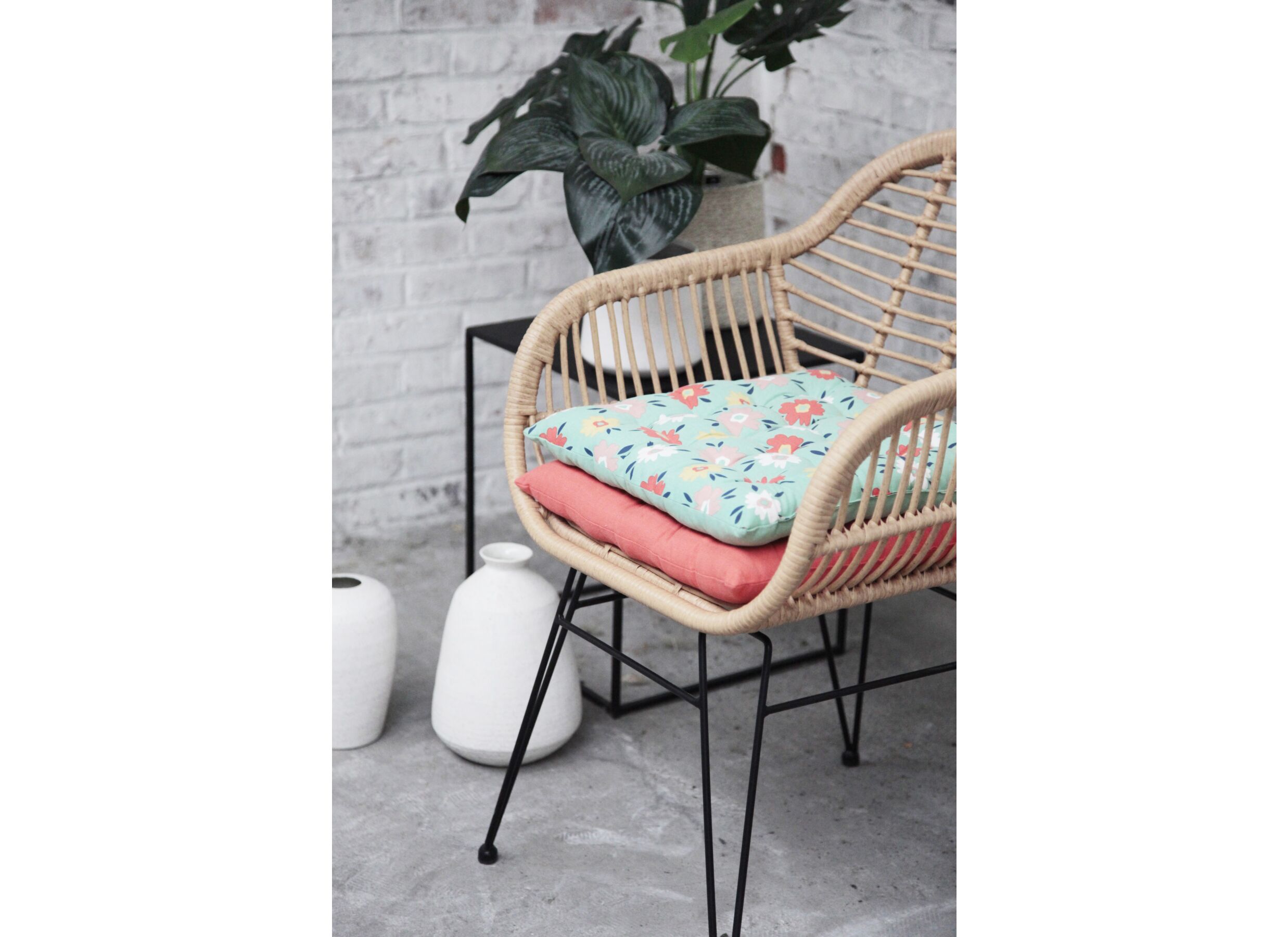 Chaise coque Flores 58x62x81cm - polyethylène - naturel/noir