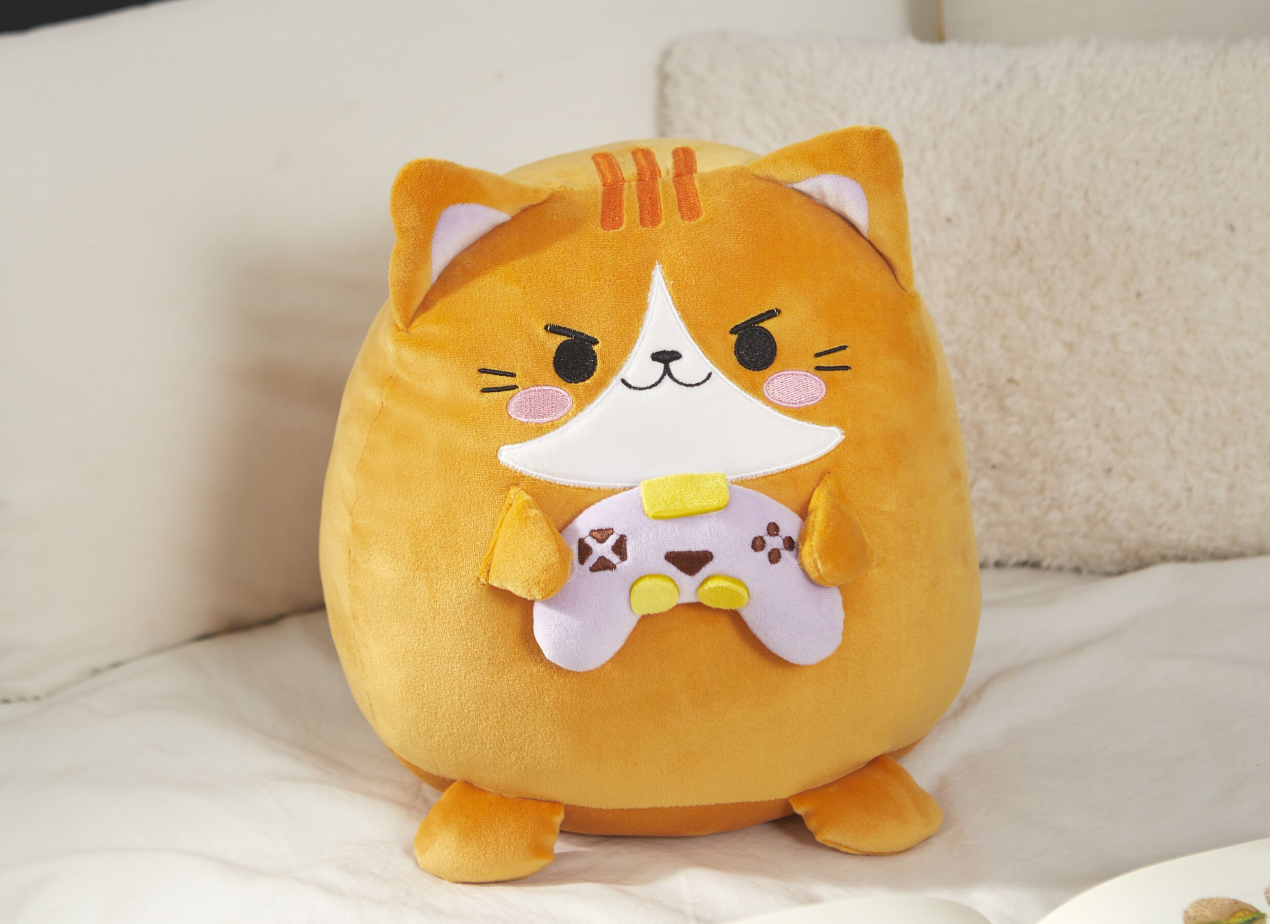 Foto ambiance - Coussin Fluffy Kawaii Gamer H32cm - polyester - orange