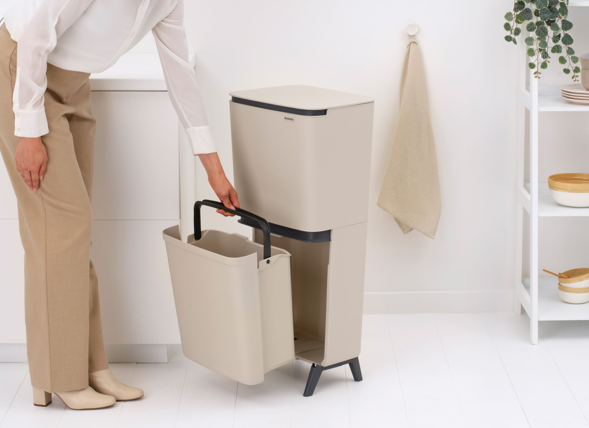 Sfeerfoto - Vuilnisbak SortUp Recycle Brabantia 25+10+10L - soft beige