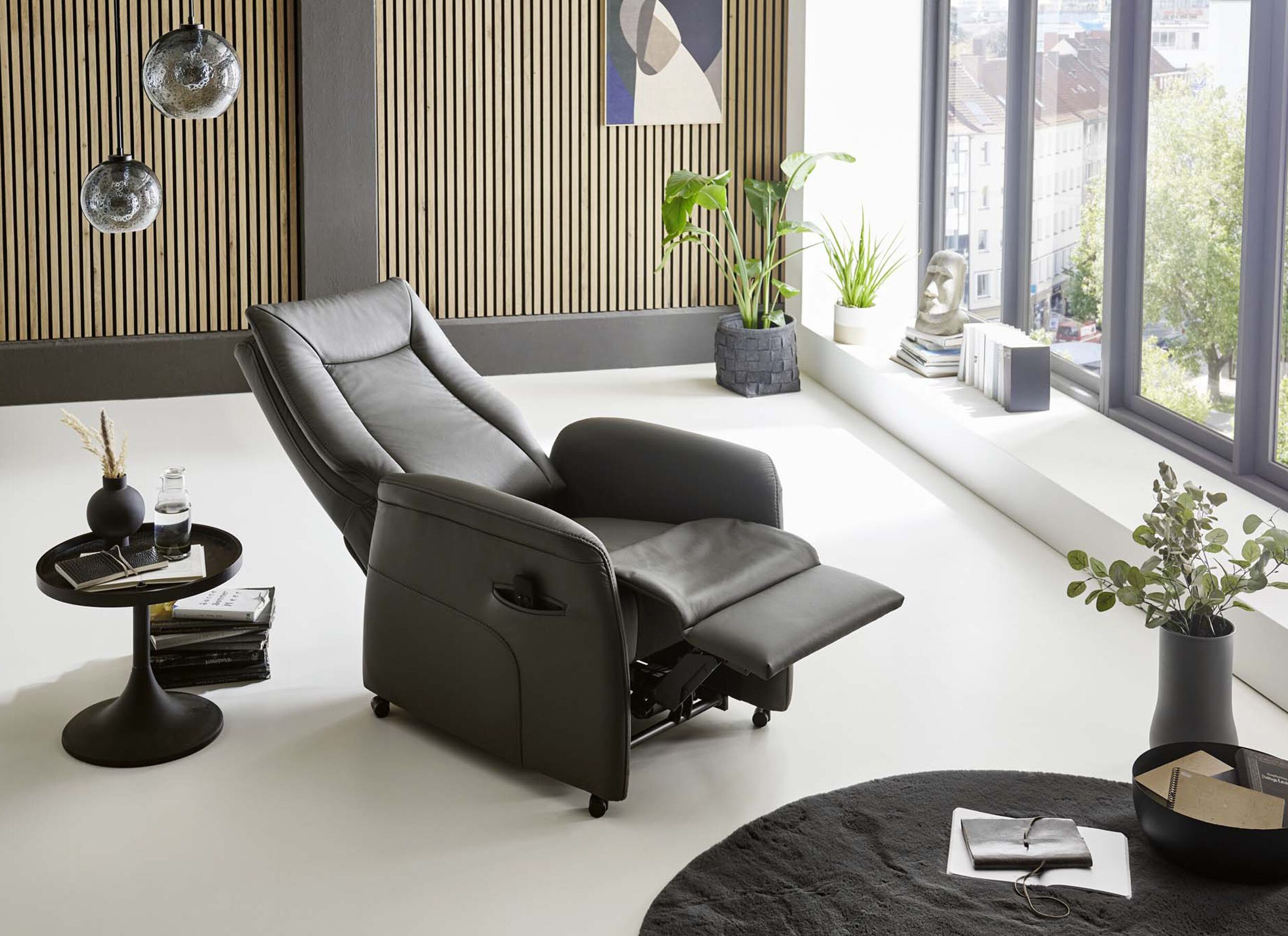 Sfeerfoto - Relaxzetel Hukla elektrisch - leder - antraciet met 2 motoren & extra lange beensteun