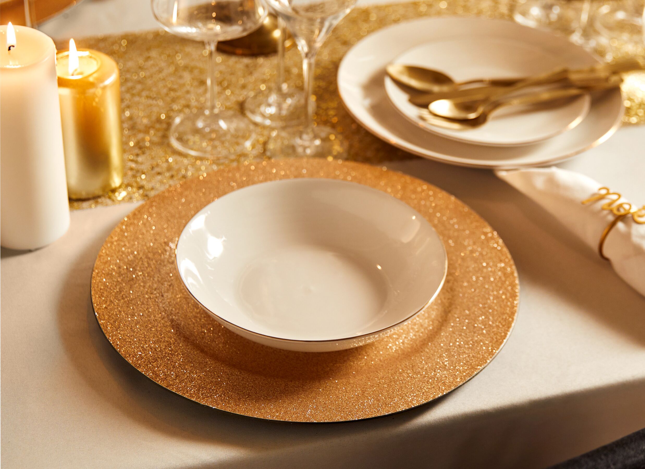 Foto ambiance - Assiette de presentation Ø33cm - plastique - doré