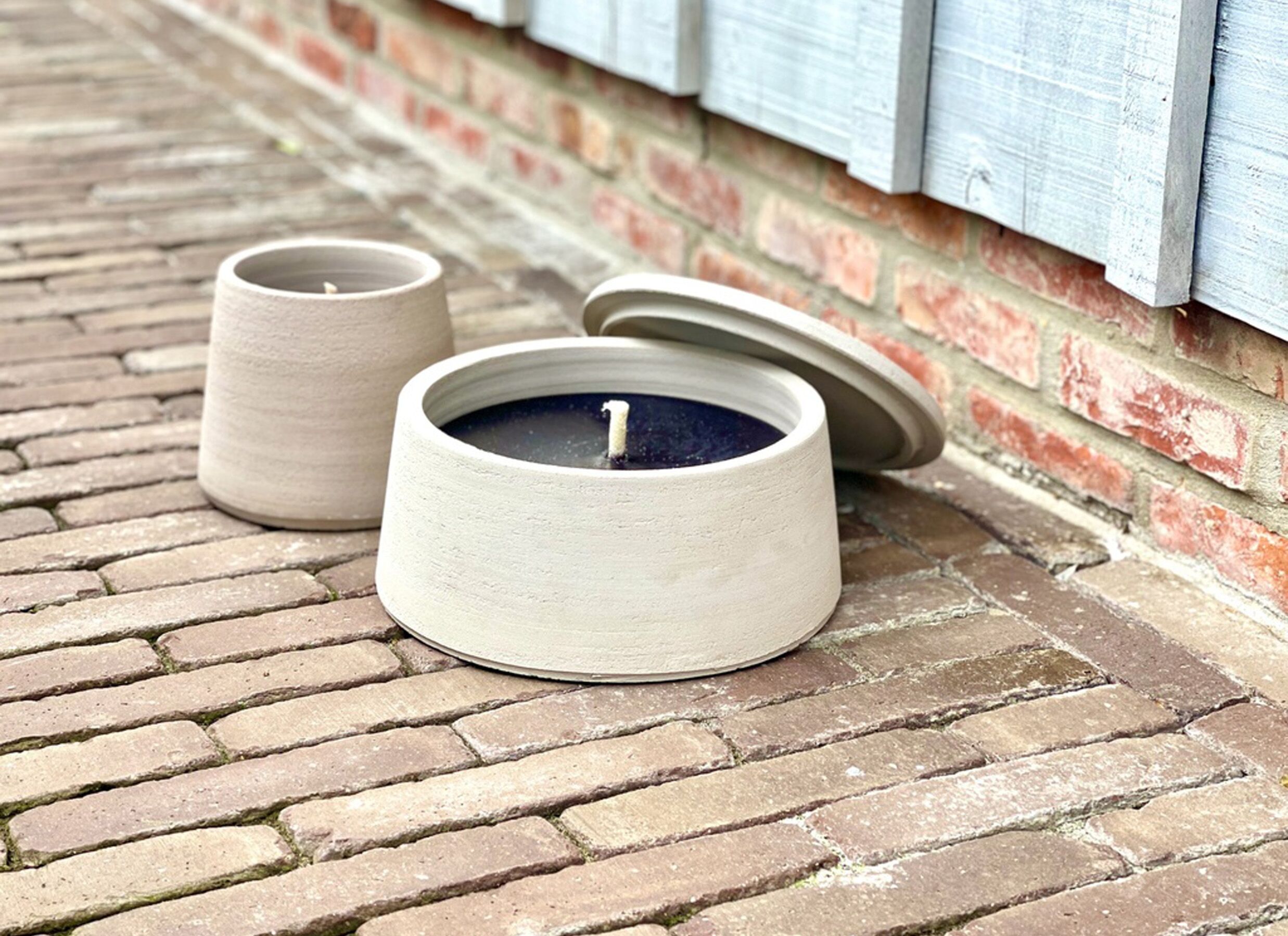 Sfeerfoto - Geurkaars outdoor rozemarijn Ø23x12cm - terracotta - grijs