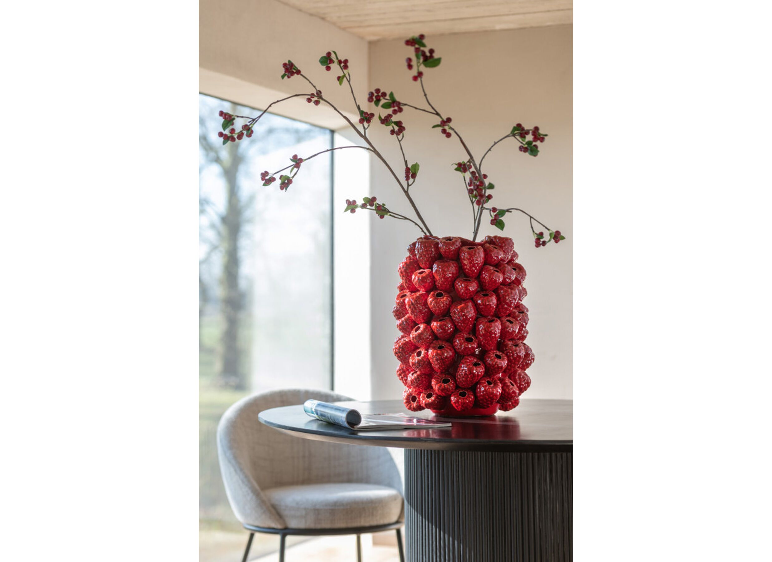 Sfeerfoto - Vaas Berry Relief H45cm - stoneware - kerstrood