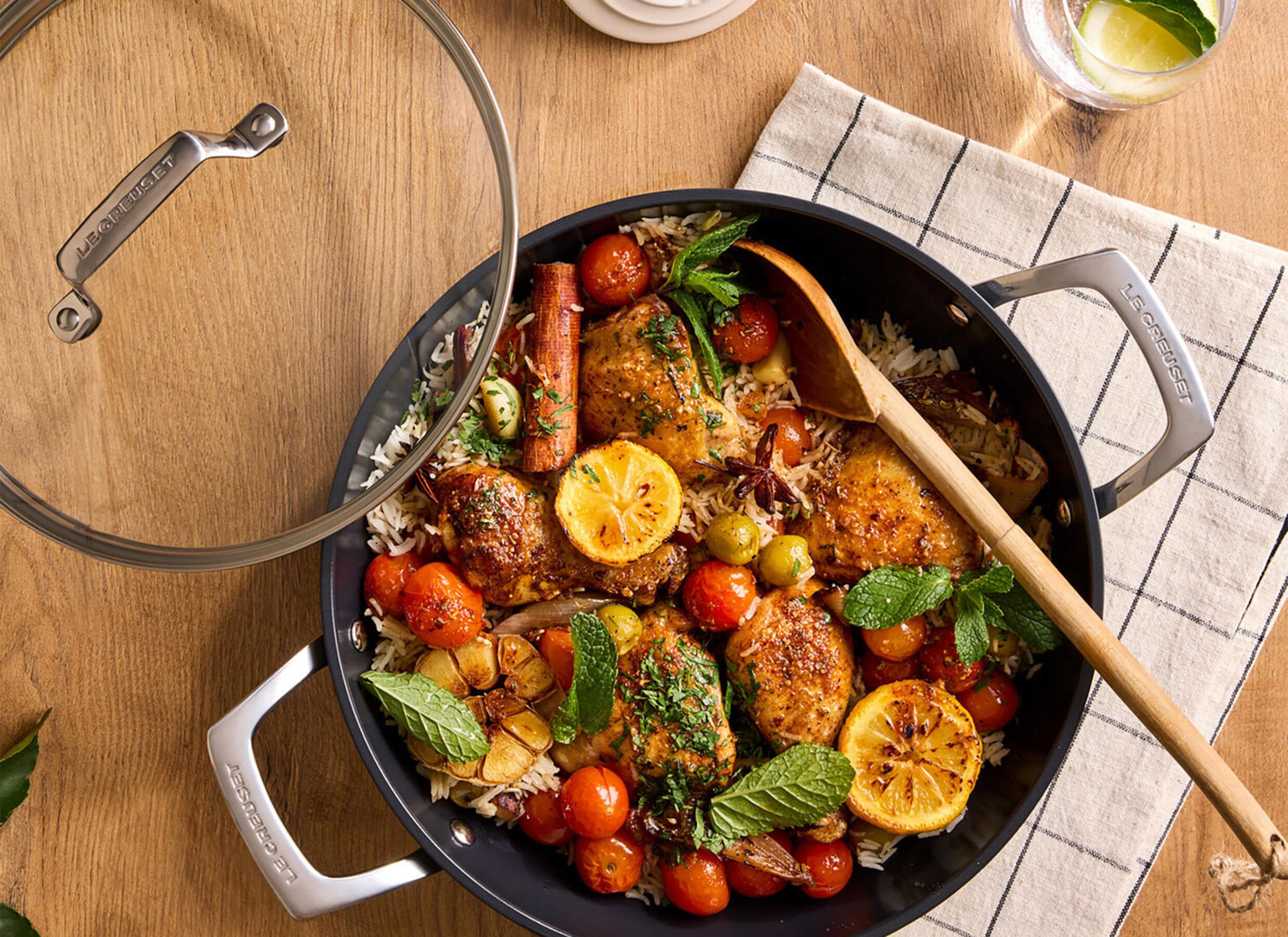 Foto ambiance - Sauteuse Le Creuset Provençaal avec couverture Ø30cm - aluminium - noir