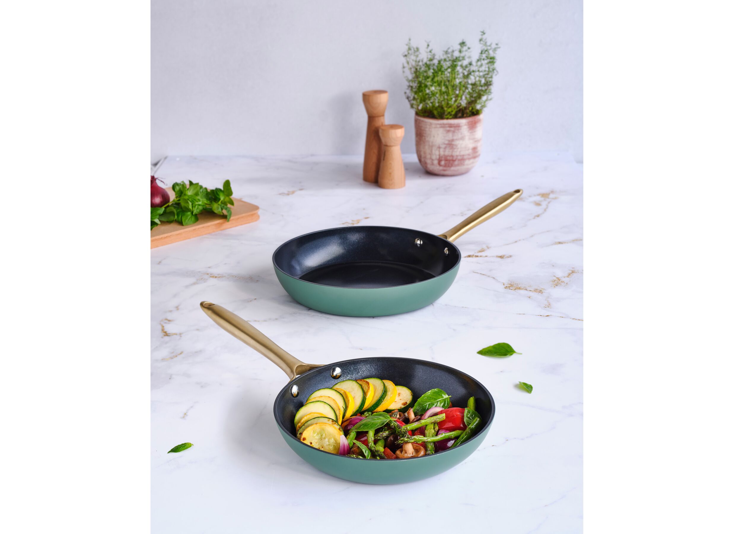 Foto ambiance - Poêle Elegance Ø24 & Ø28cm - aluminium recyclé - vert & noir lot de 2