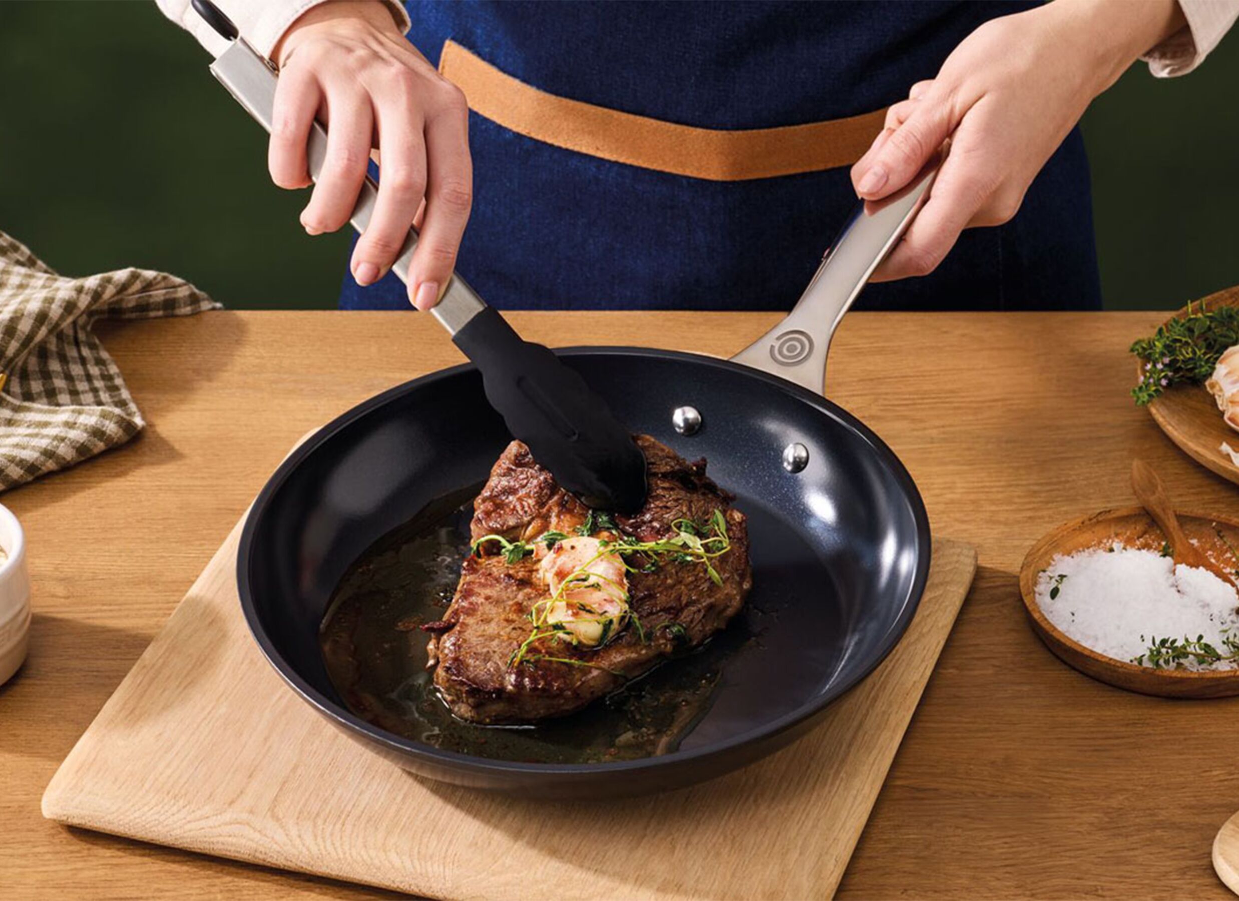 Foto ambiance - Poêle Le Creuset Essential Ø24cm - aluminium - noir