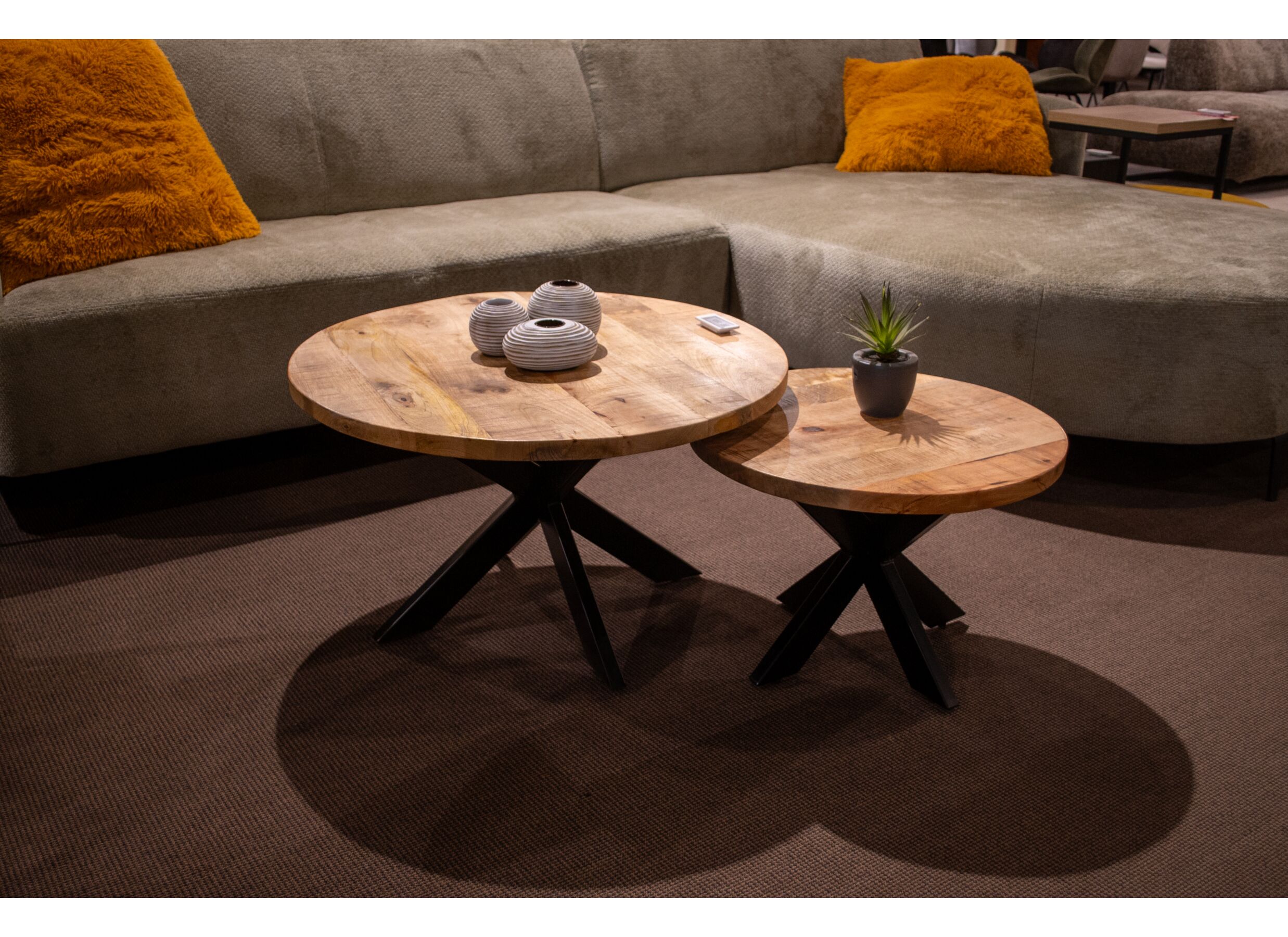 Sfeerfoto - Salontafel Cenote Ø77/Ø55cm - hout massief - naturel set van 2