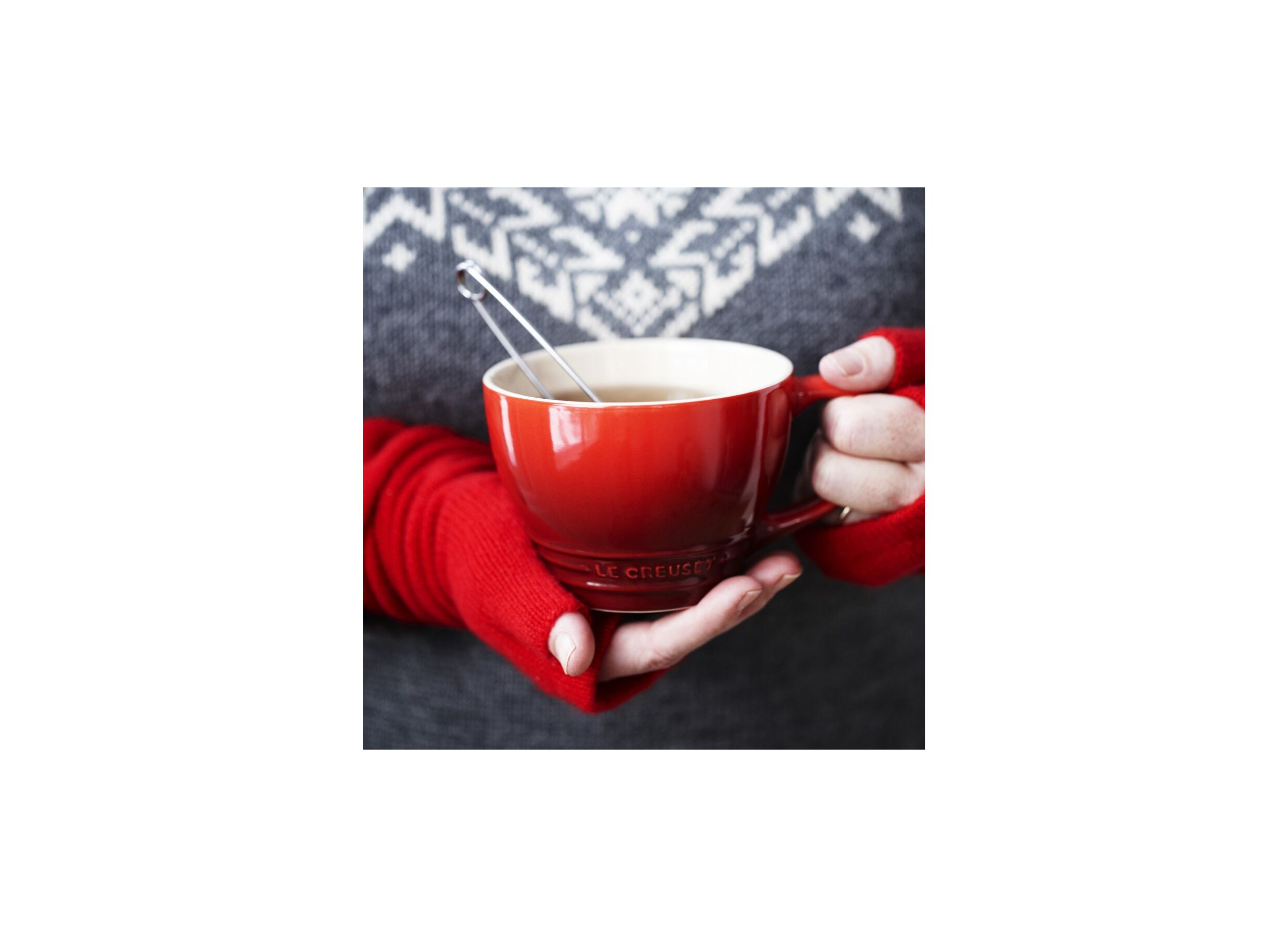 Sfeerfoto - Mok Le Creuset 40cl kersenrood