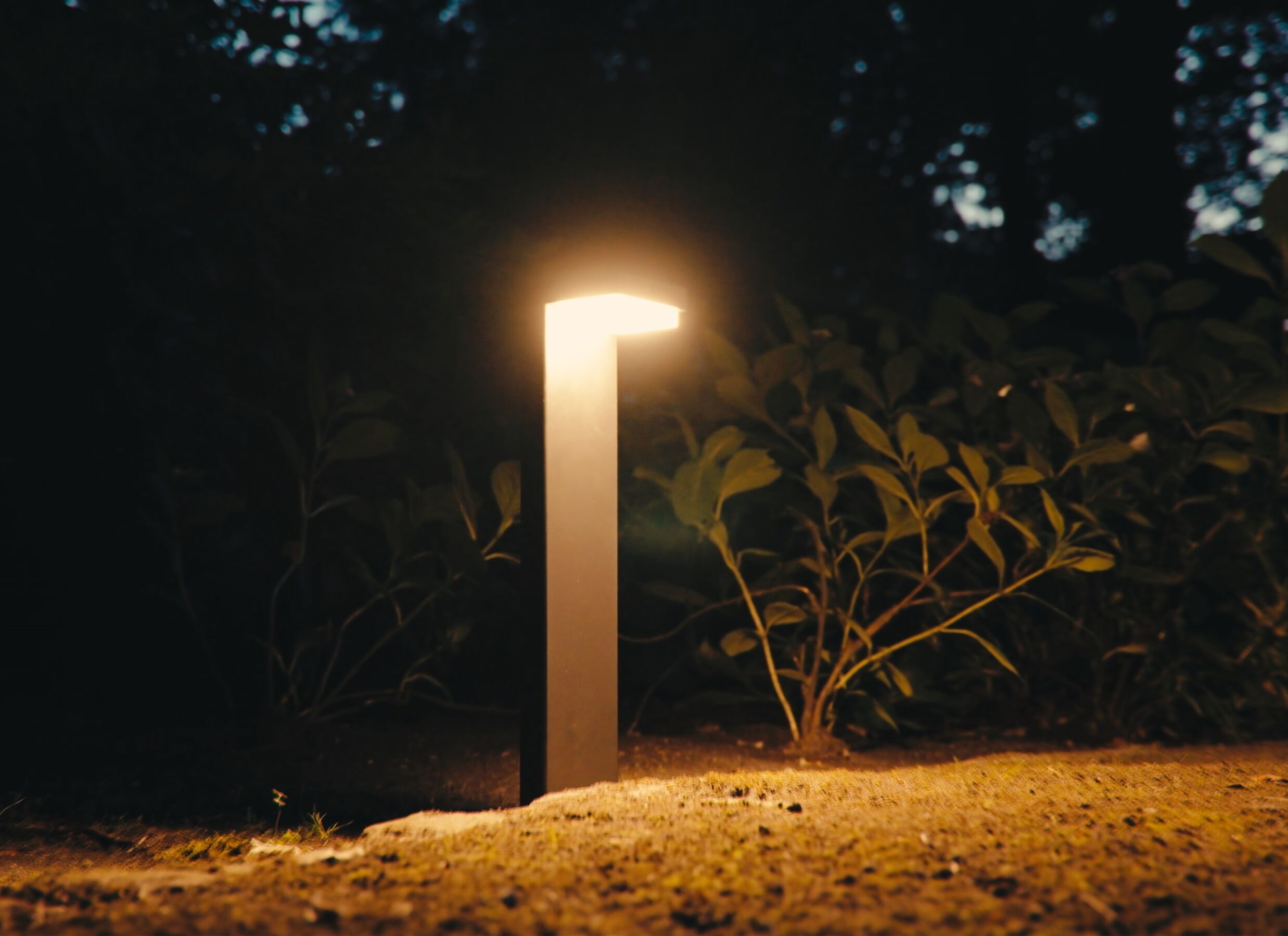 Foto ambiance - Lampe solaire à piquet Bram H52cm - aluminium & ABS - noir