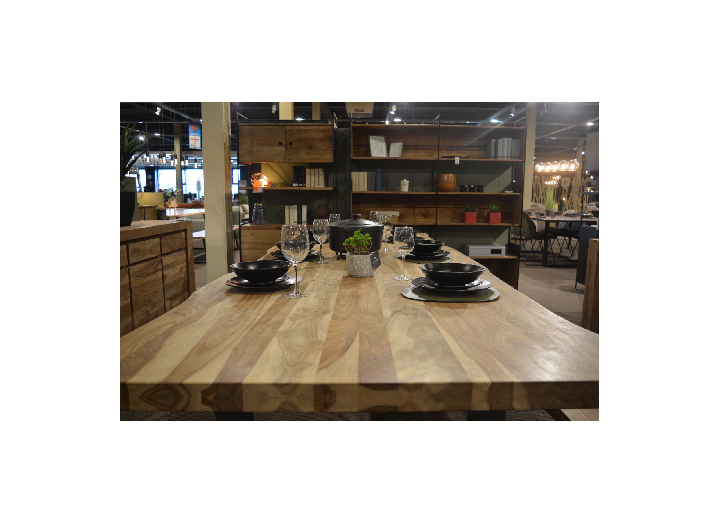 Foto ambiance - Table tronc d'arbre Scarface 300x110cm - sheesham massif - naturel