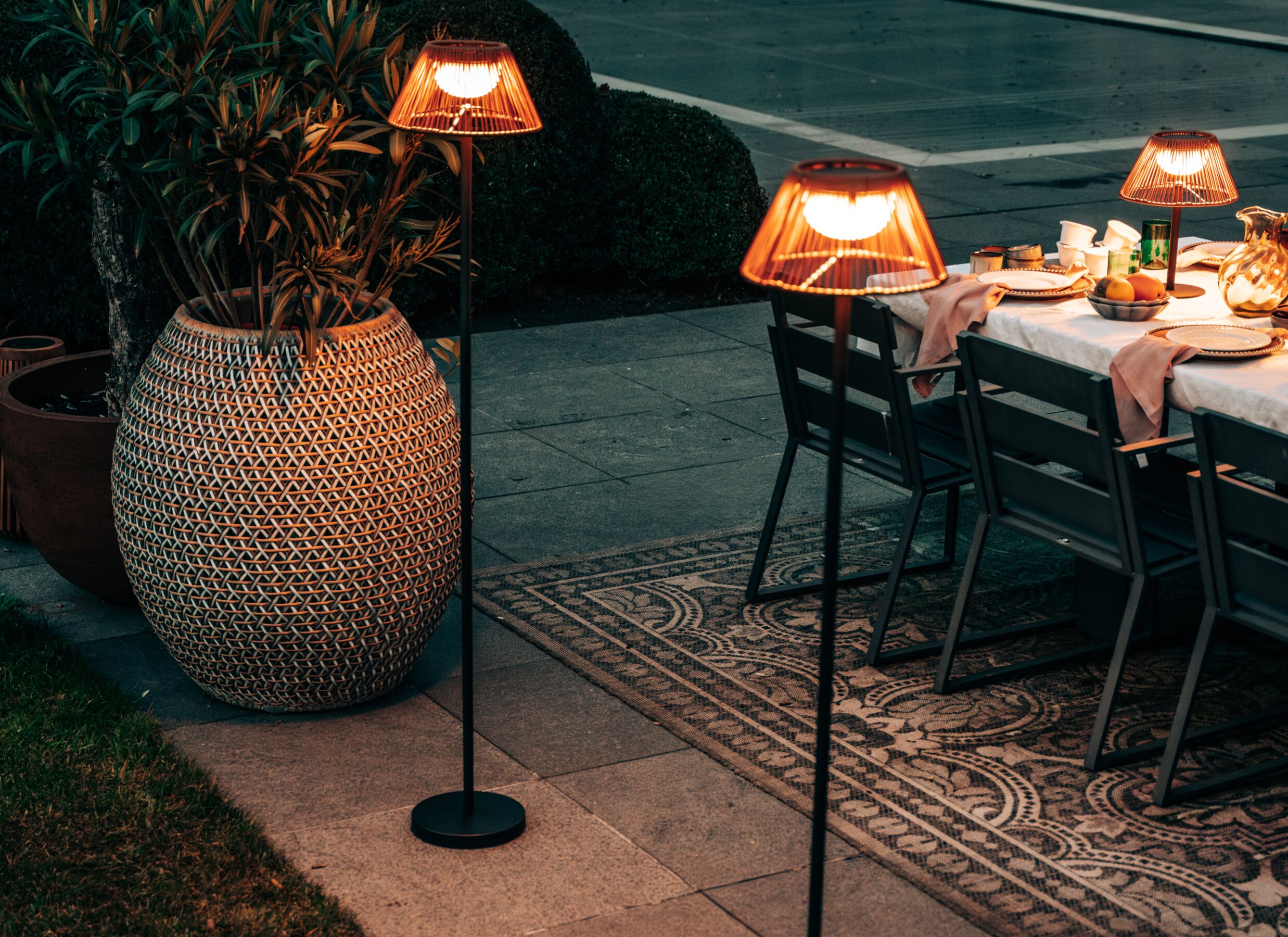Sfeerfoto - Staande lamp Sofie H150cm - ijzer & aluminium & rotan - bruin & zwart