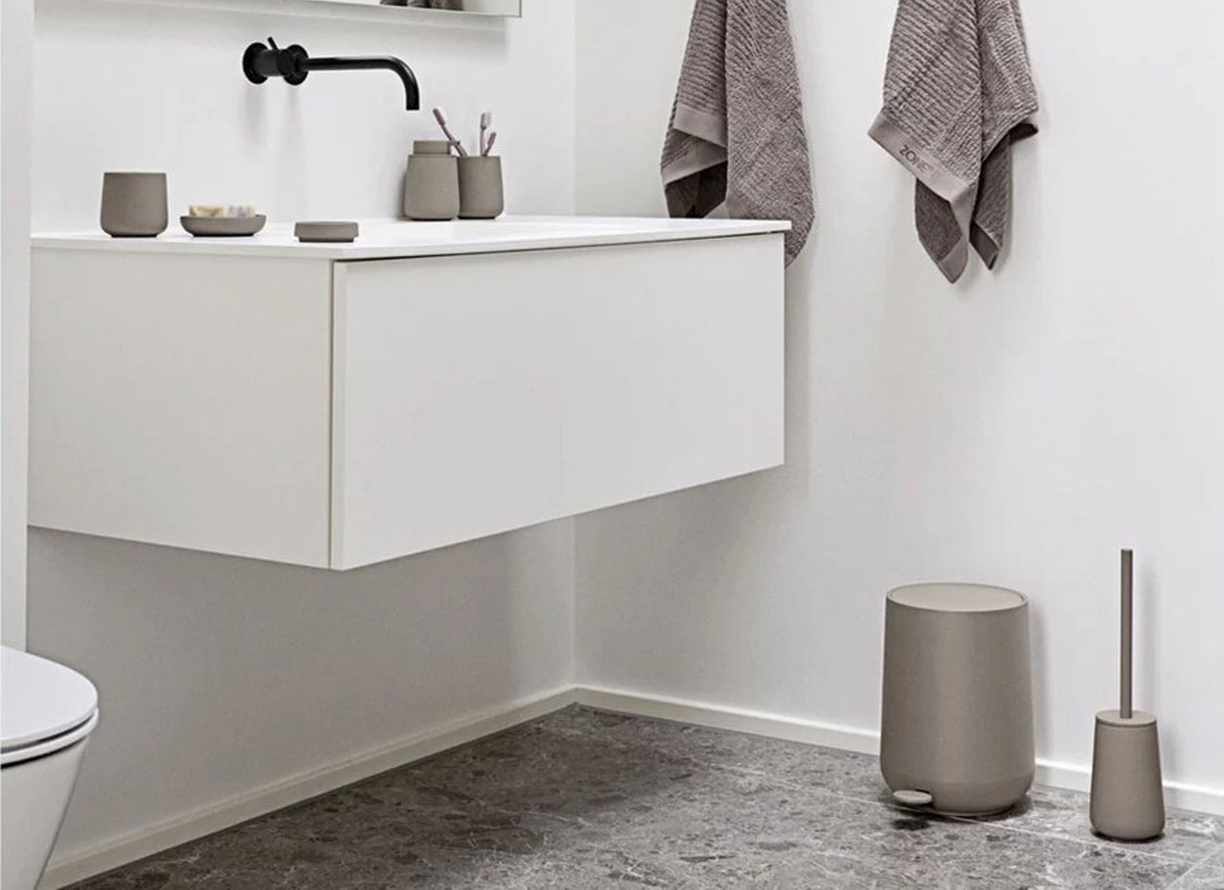 Foto ambiance - Brosse wc Ø10x37cm - céramique et plastique - taupe