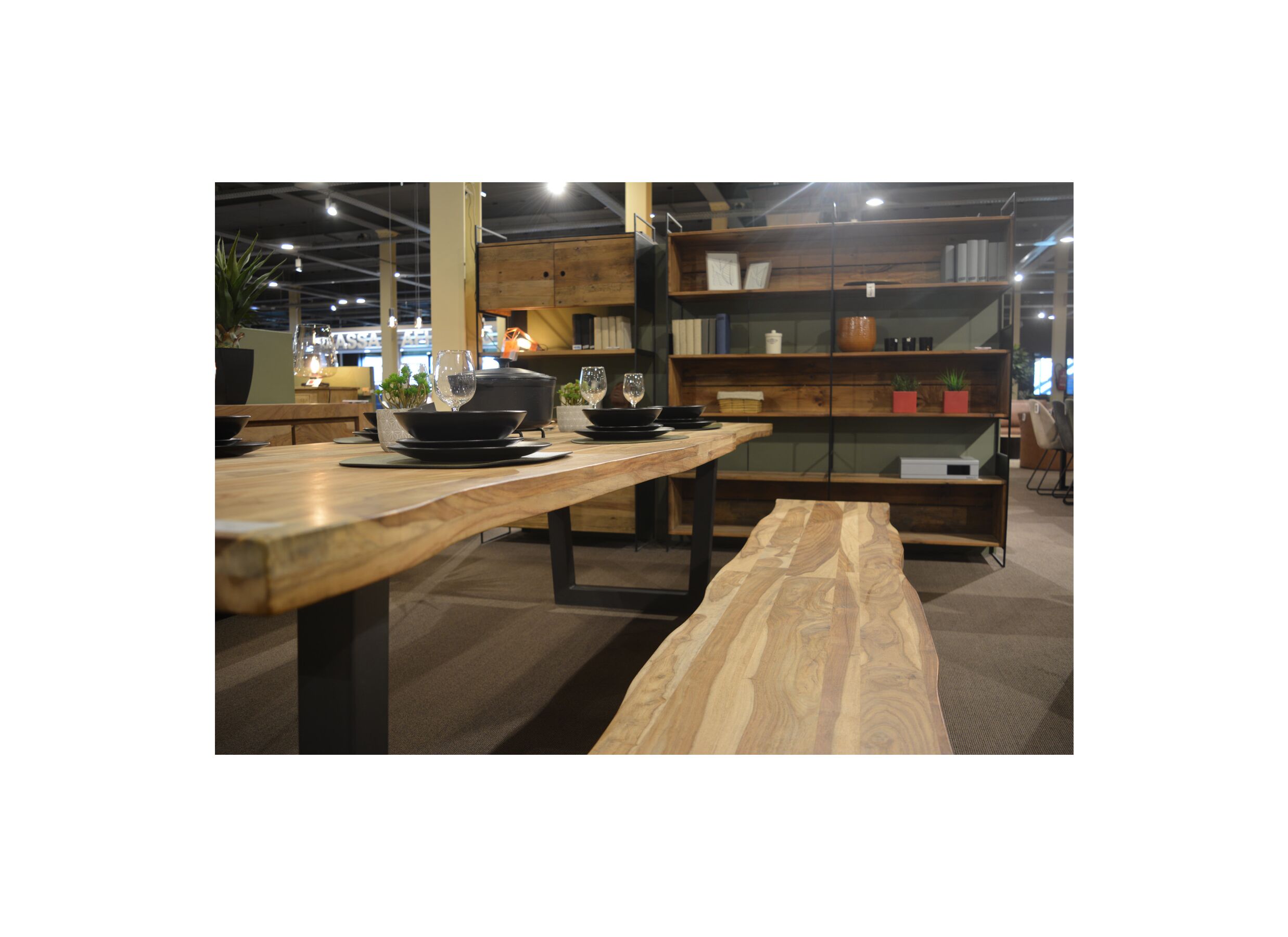 Foto ambiance - Table tronc d'arbre Scarface 300x110cm - sheesham massif - naturel