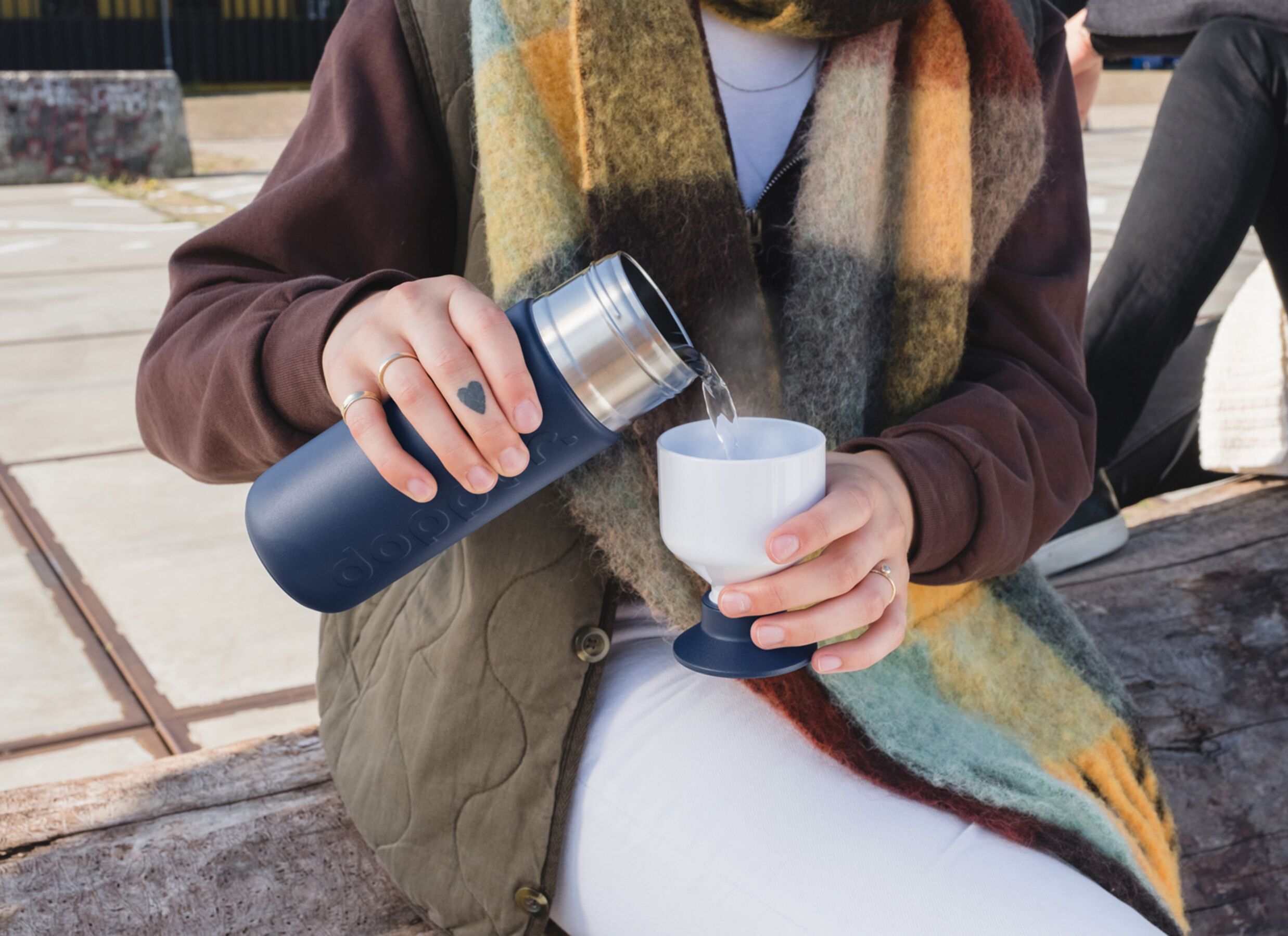 Sfeerfoto - Thermosfles Dopper 58 cl - RVS - Donkerblauw