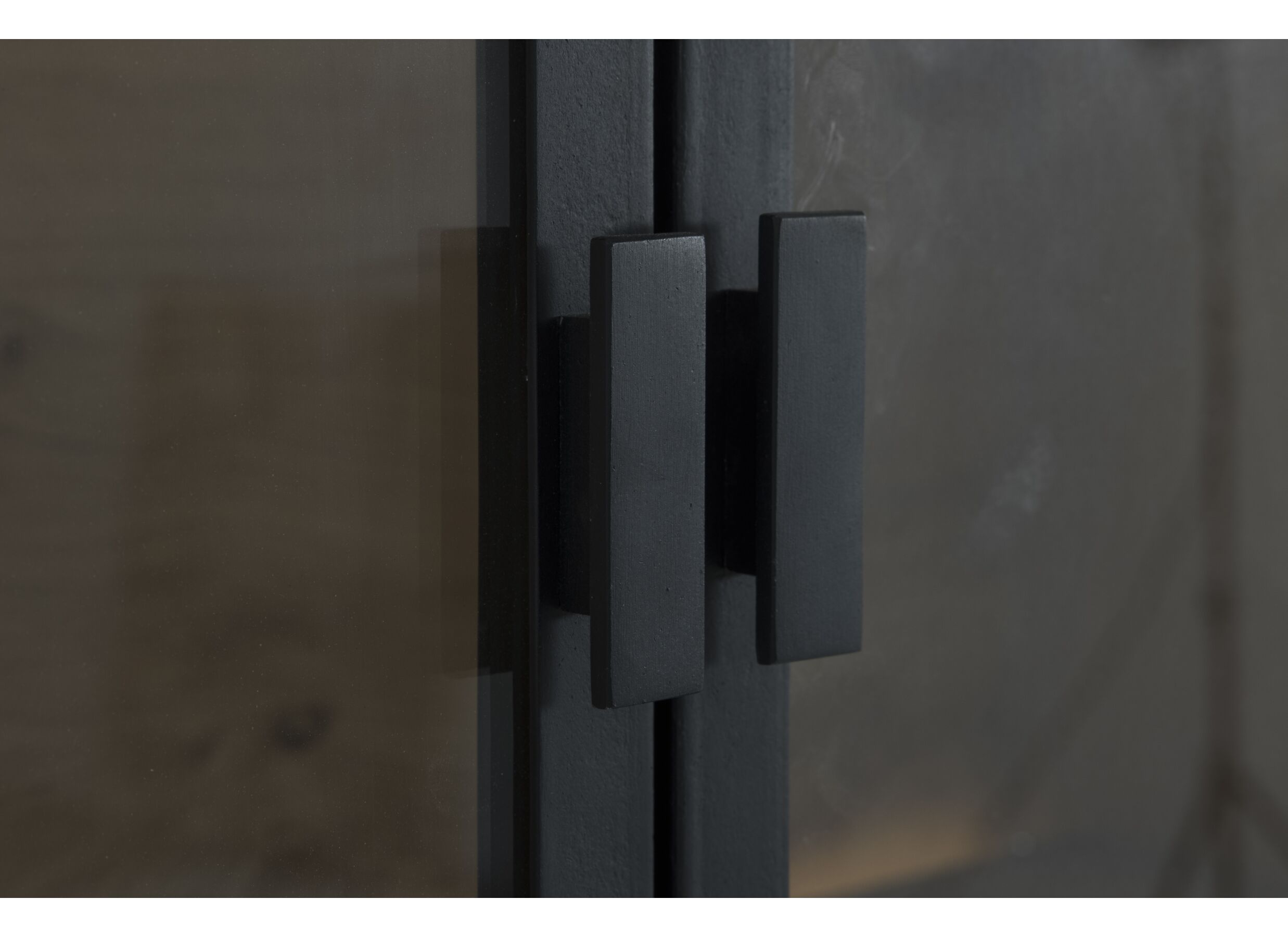 Detail - Vitrine Mauri 116,5cm - chêne massif - noir avec éclairage