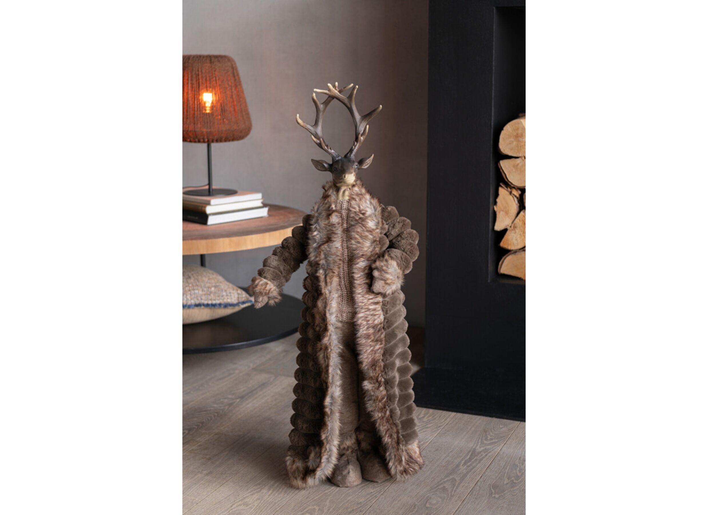 Foto ambiance - Décoration de Noël Cerf Debout Veste 26x15x76cm - polystone & tissu - brun