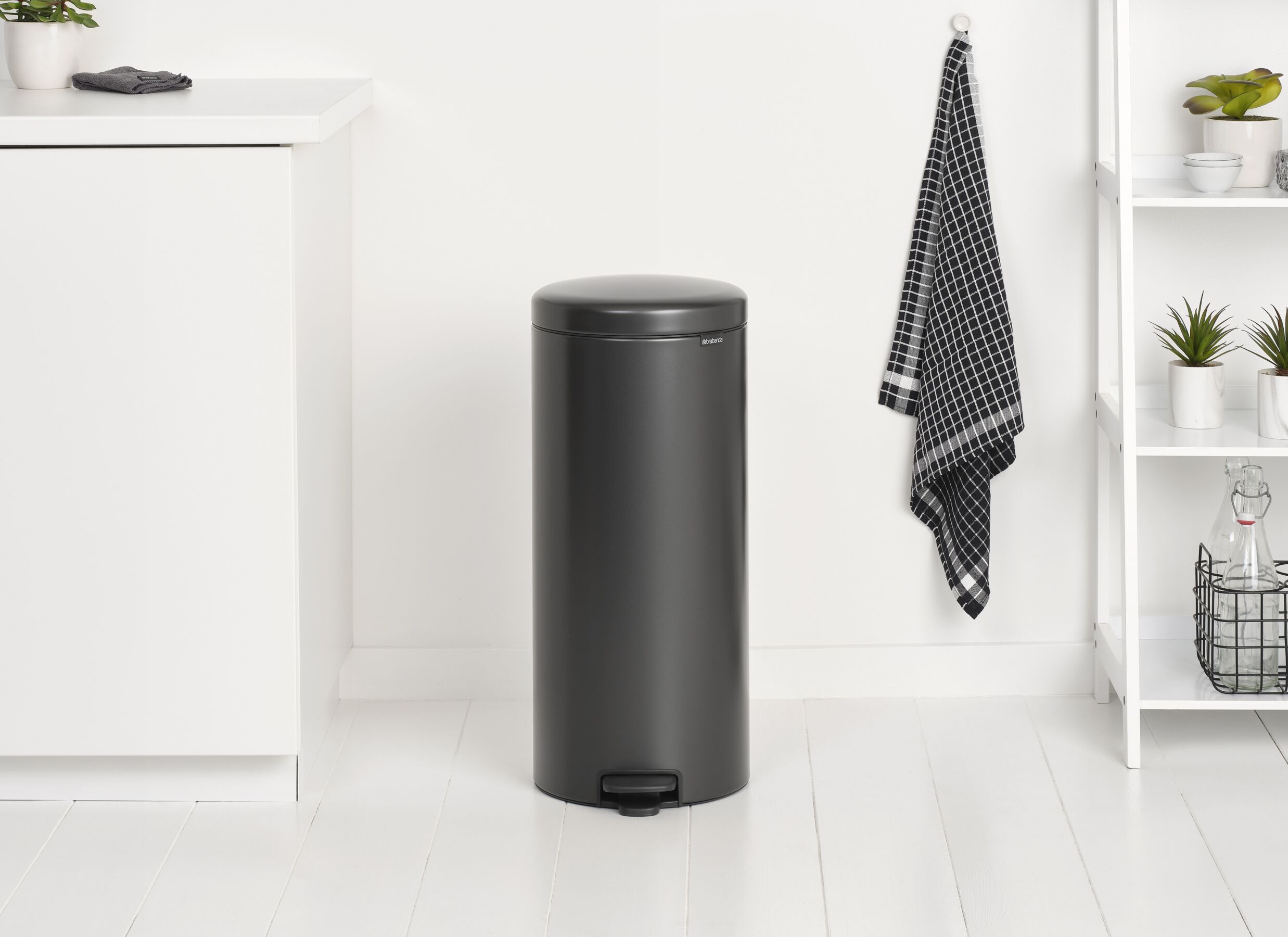 Foto ambiance - Poubelle à pédale NewIcon Brabantia - 30L - confident grey