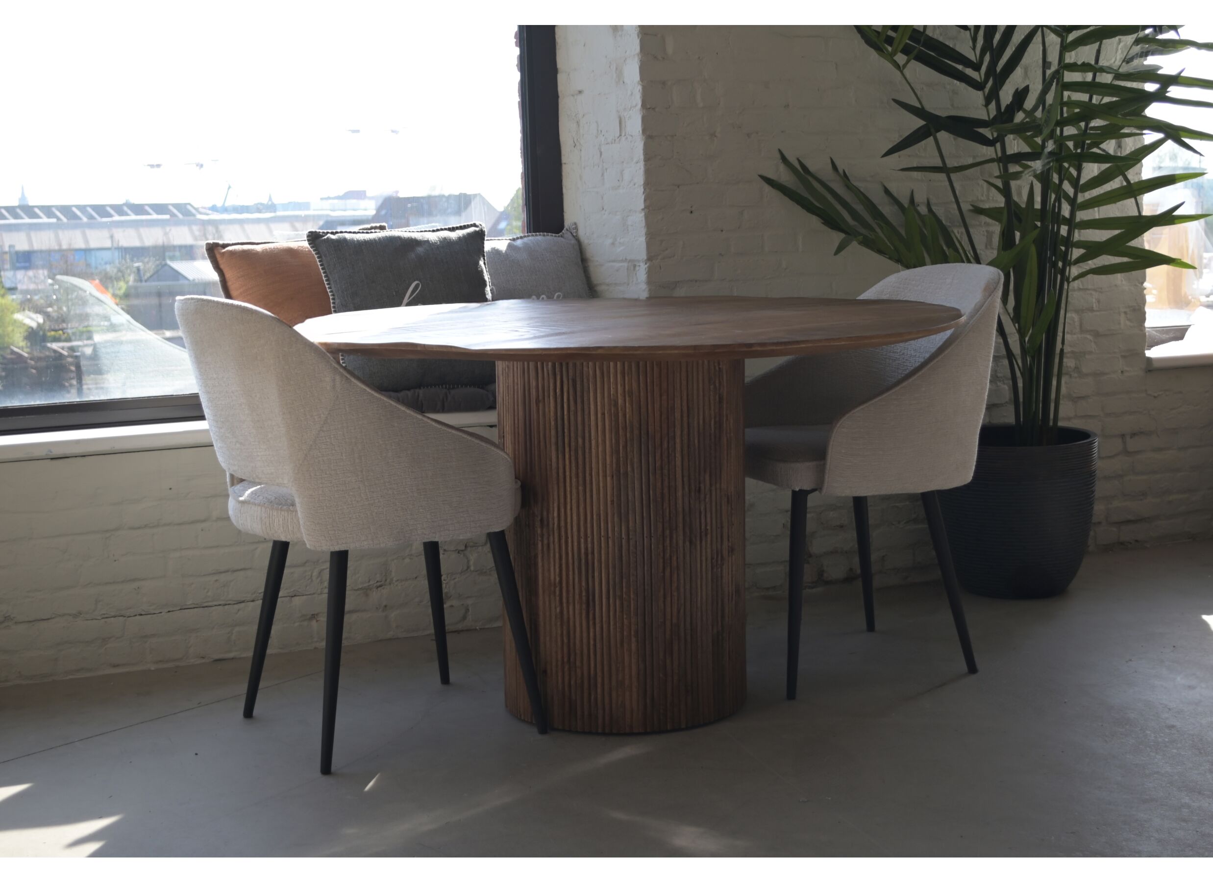 Foto ambiance - Table ronde Solid Ø130cm - manguier massif - noyer