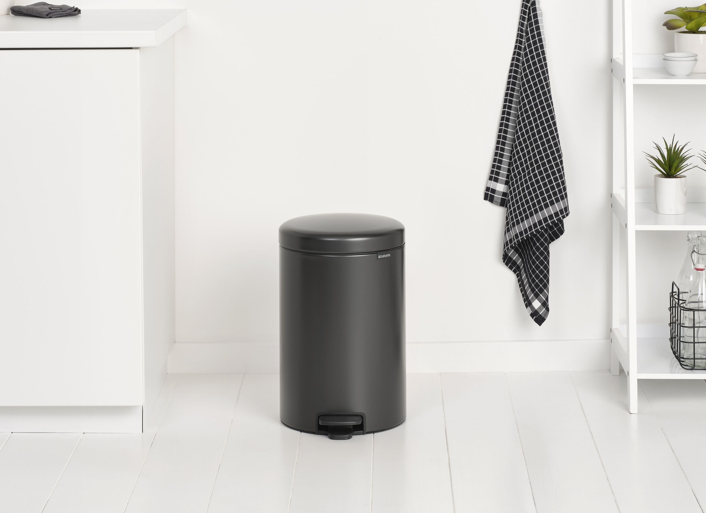 Foto ambiance - Poubelle à pédale NewIcon Brabantia - 20L - Confident Grey