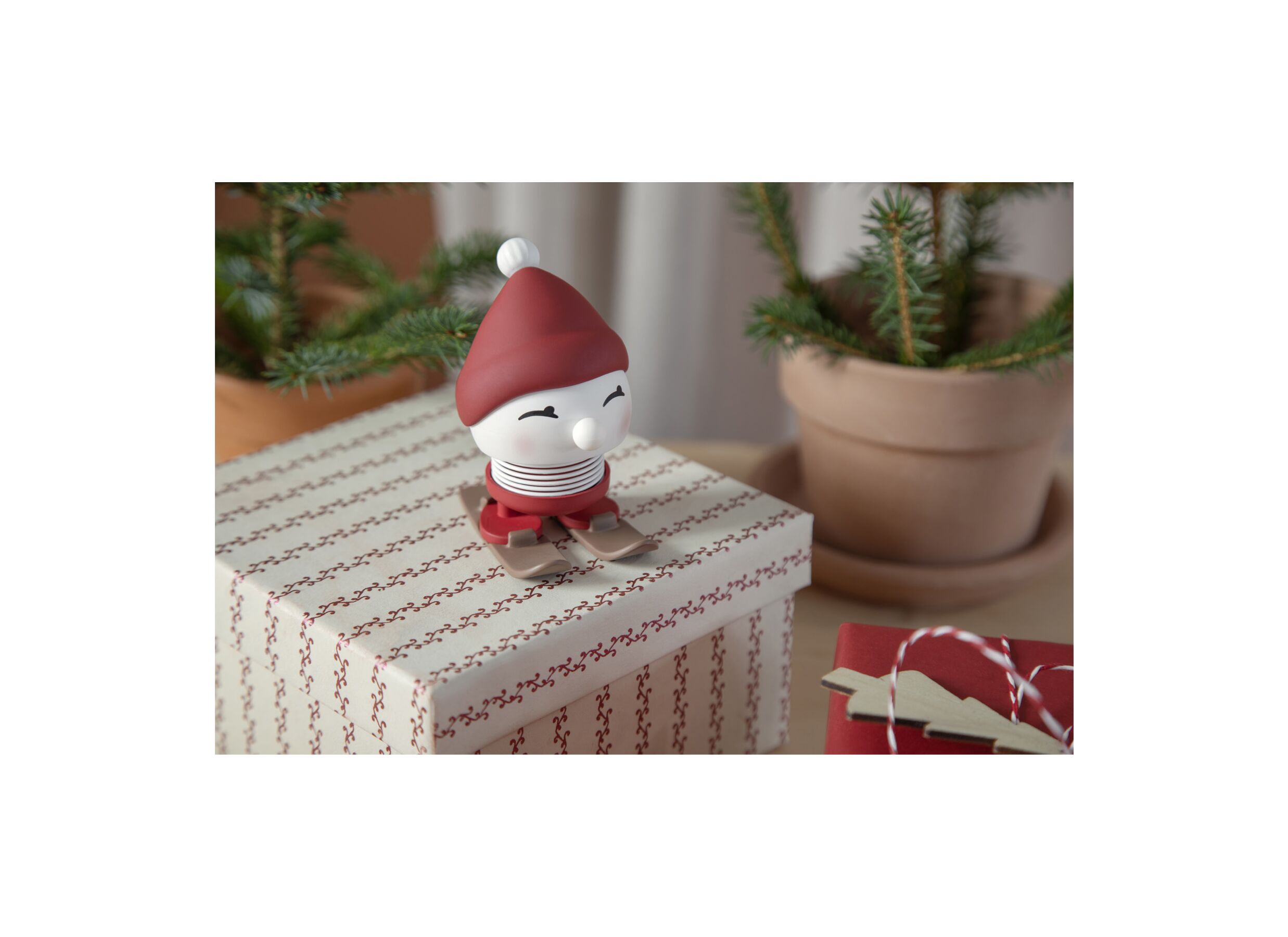 Sfeerfoto - Figuur Hoptimist Skiing Bimble S H7,2cm - kunststof - rood