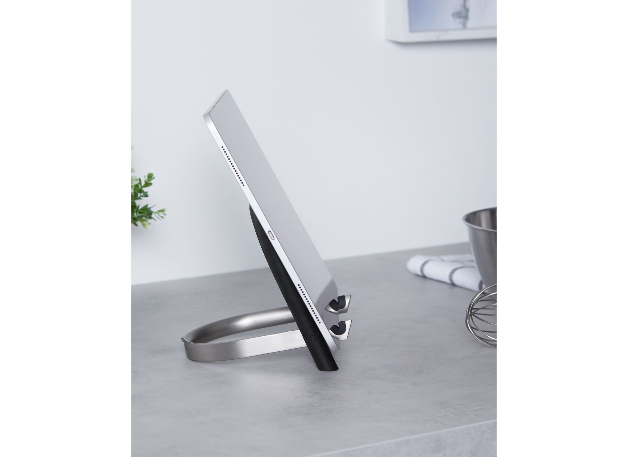 Sfeerfoto - Tablethouder UDock 16x13cm - metaal & kunststof - nikkel/zwart