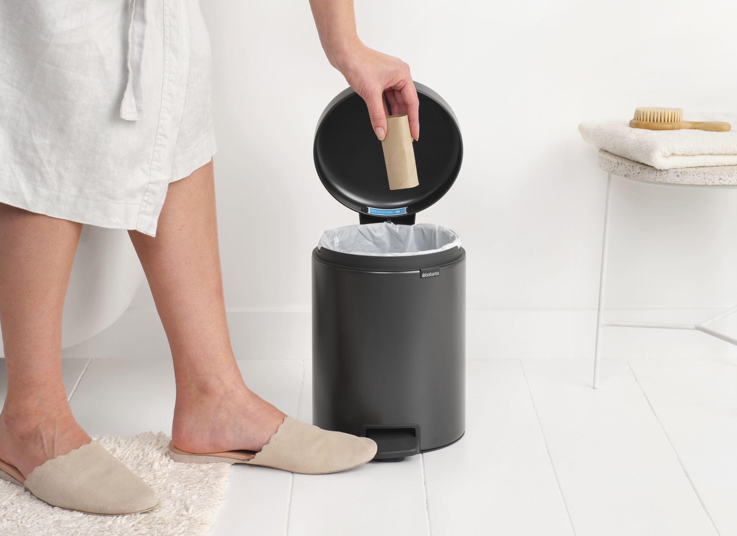 Foto ambiance - Poubelle à pédale NewIcon Brabantia - 5L - confident grey