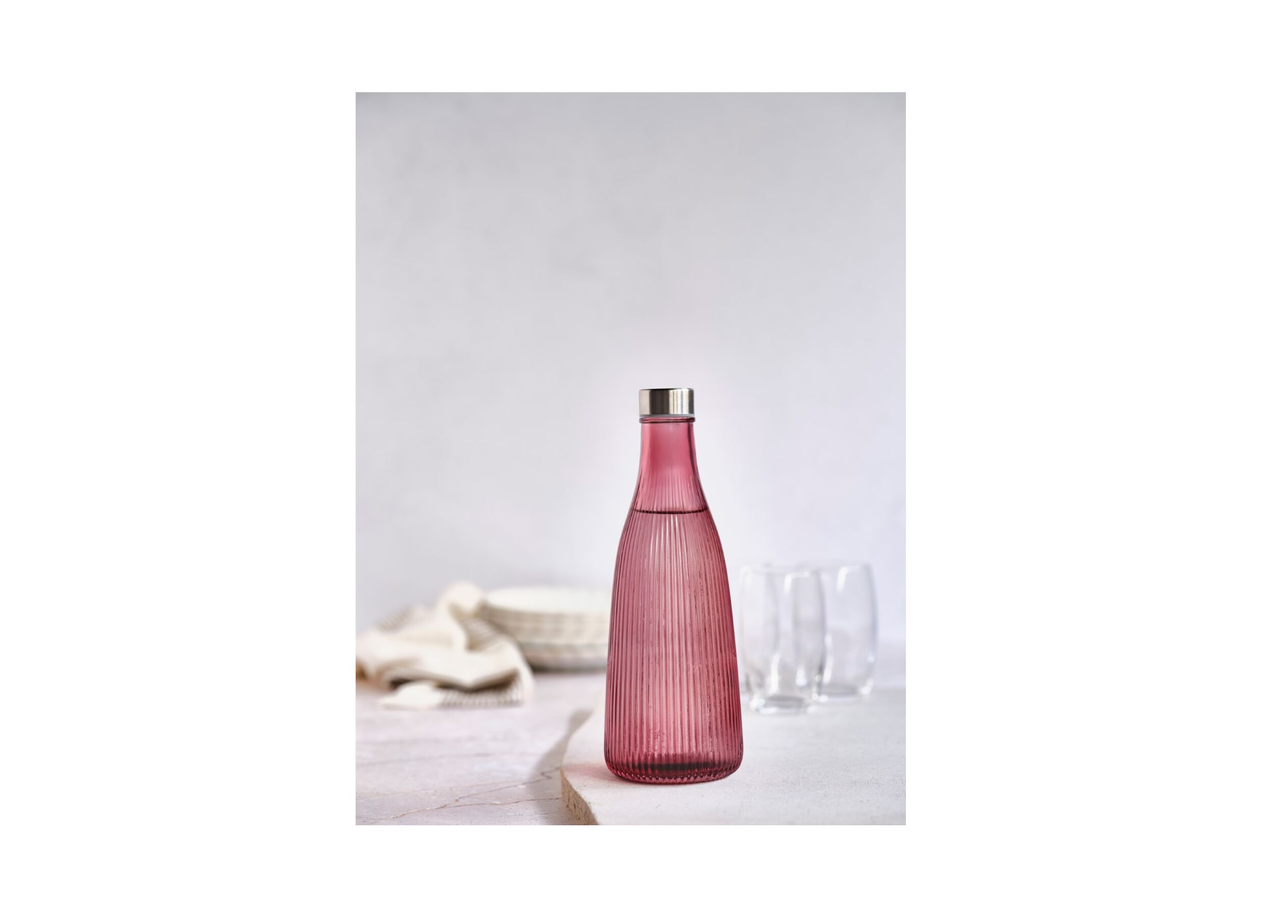 Sfeerfoto - Waterfles Atla 1L - glas - deep maroon