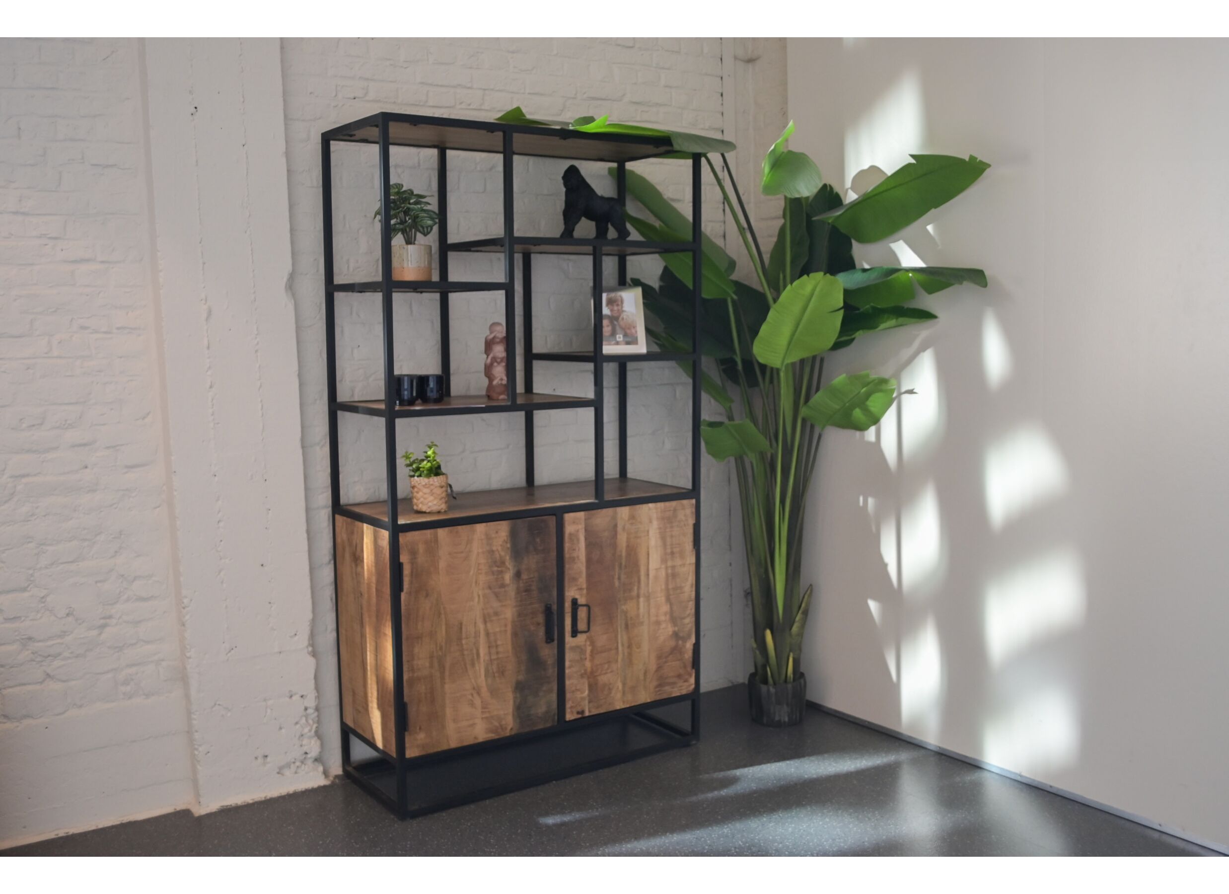 Sfeerfoto - Opbergrek Lucho 100x40x180cm - mango massief - naturel/zwart