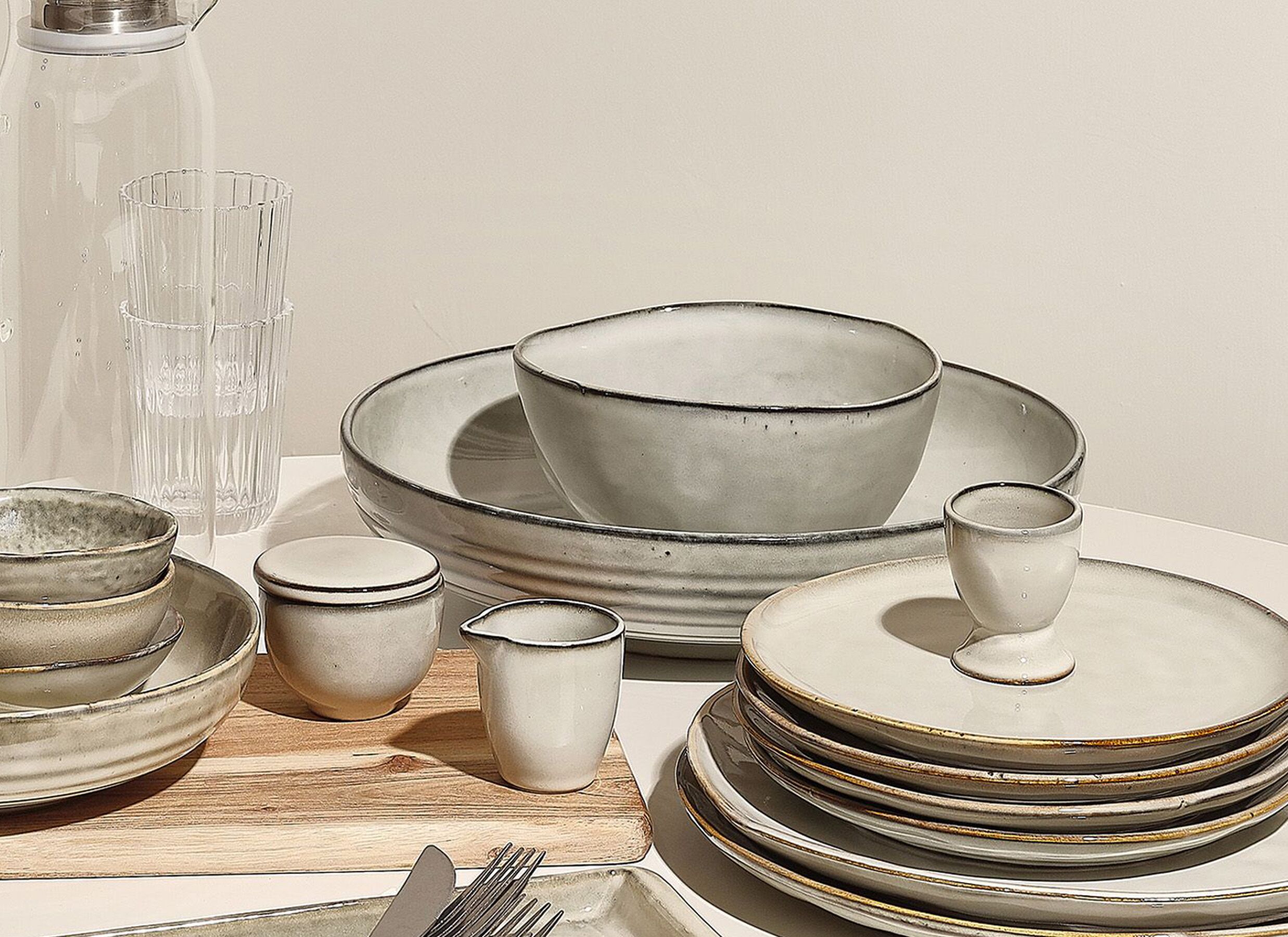 Foto ambiance - Plat Artisan 32x7,5cm - stoneware - vert