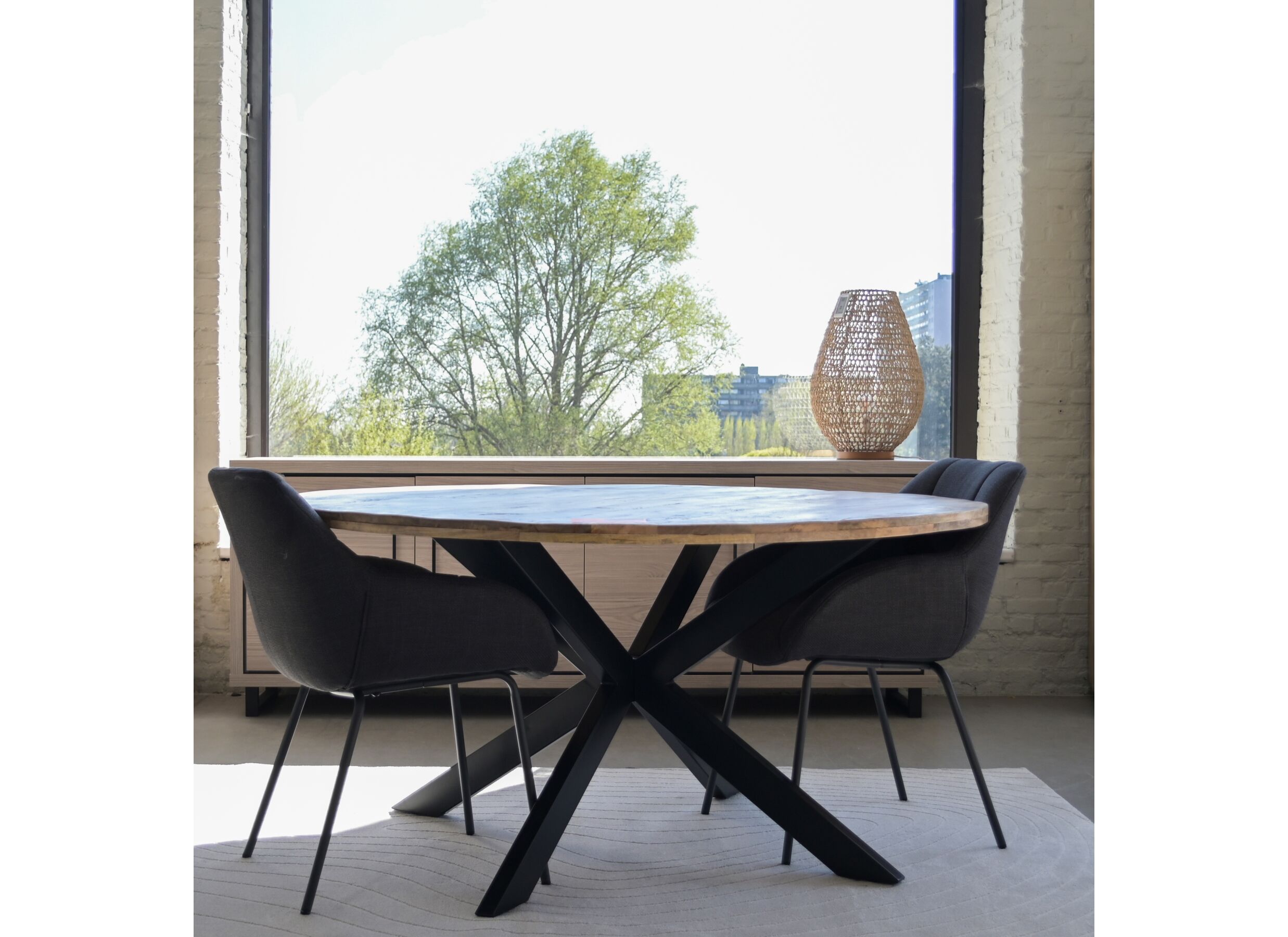 Foto ambiance - Table ronde Sofia Ø130cm - manguier massif - naturel