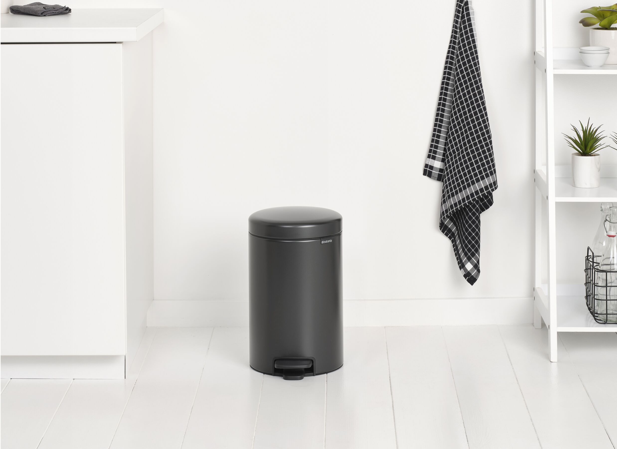 Foto ambiance - Poubelle à pédale NewIcon Brabantia 12L confident grey