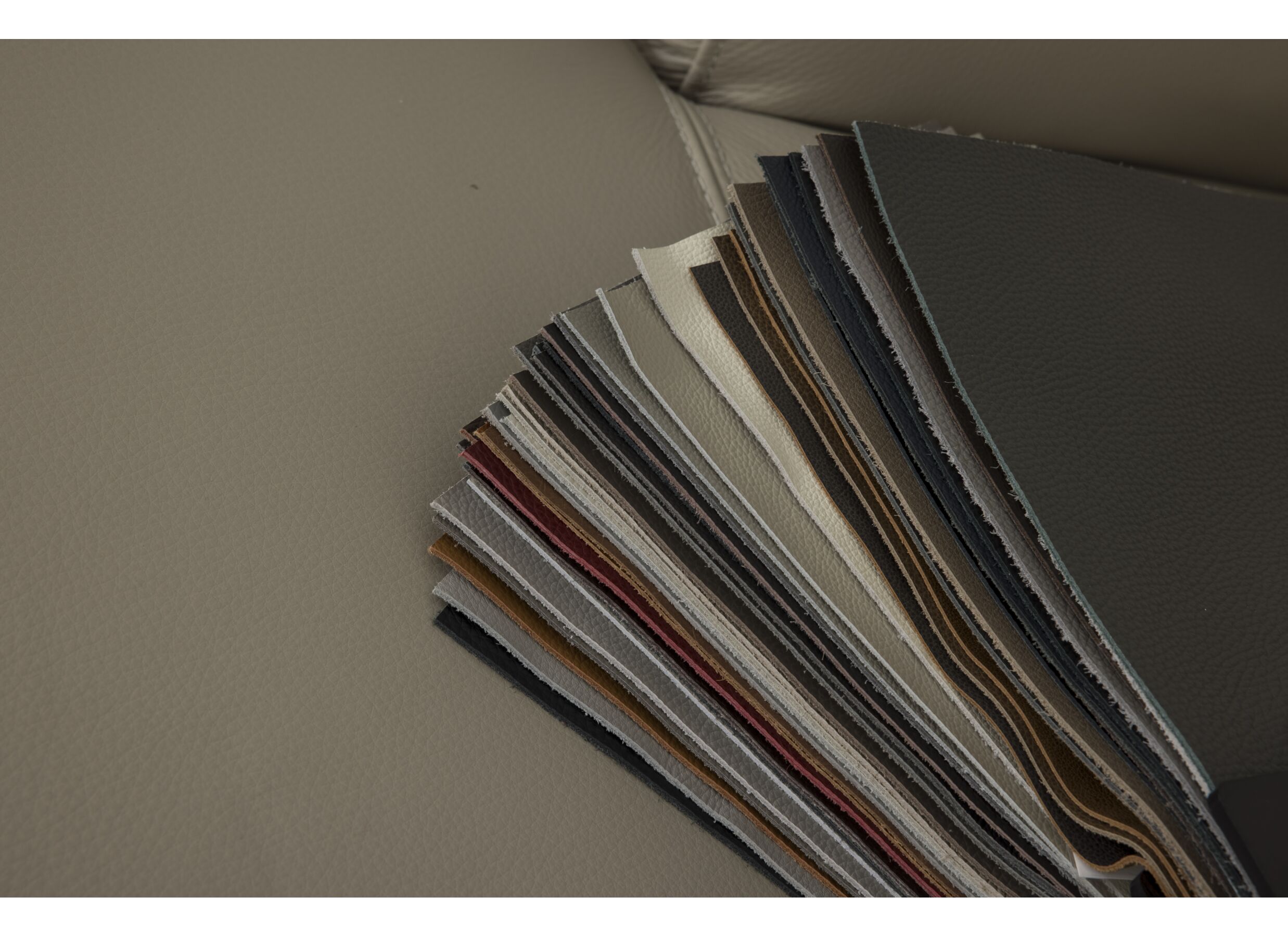 Kleurstaal - Hoeksalon Walk 380x303cm - leder - grijs met relax