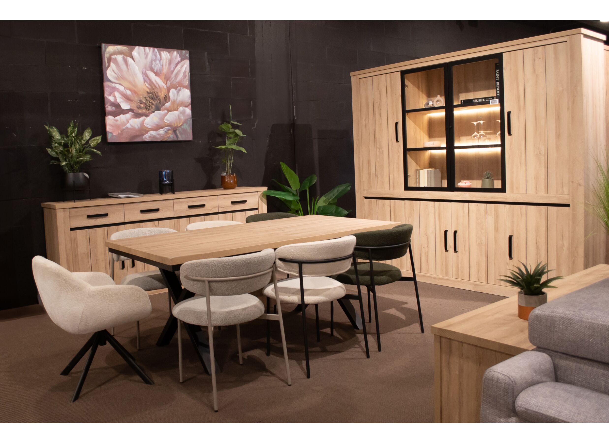 Sfeerfoto - Eetkamer Tibo met 4 stoelen Jumper - tafel 190/250x100cm - dressoir 235cm - vitrinekast 135cm