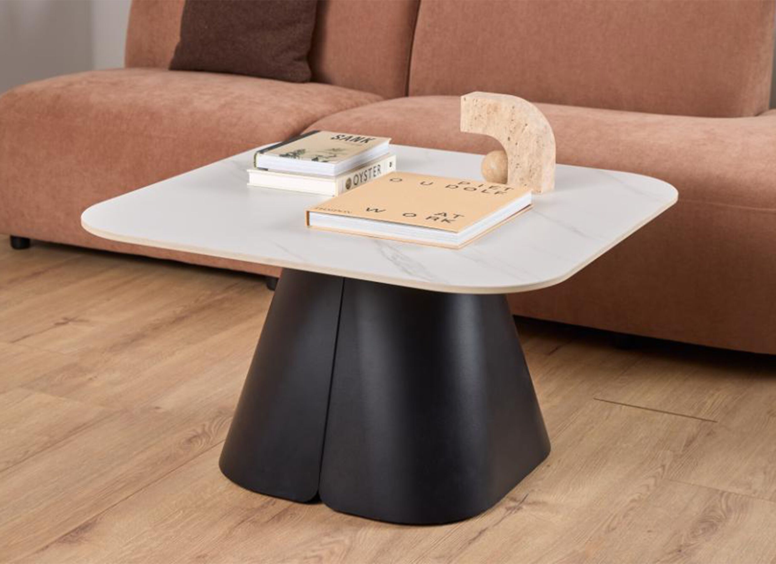 Sfeerfoto - Salontafel 80x80x45cm - keramiek & staal - wit & zwart