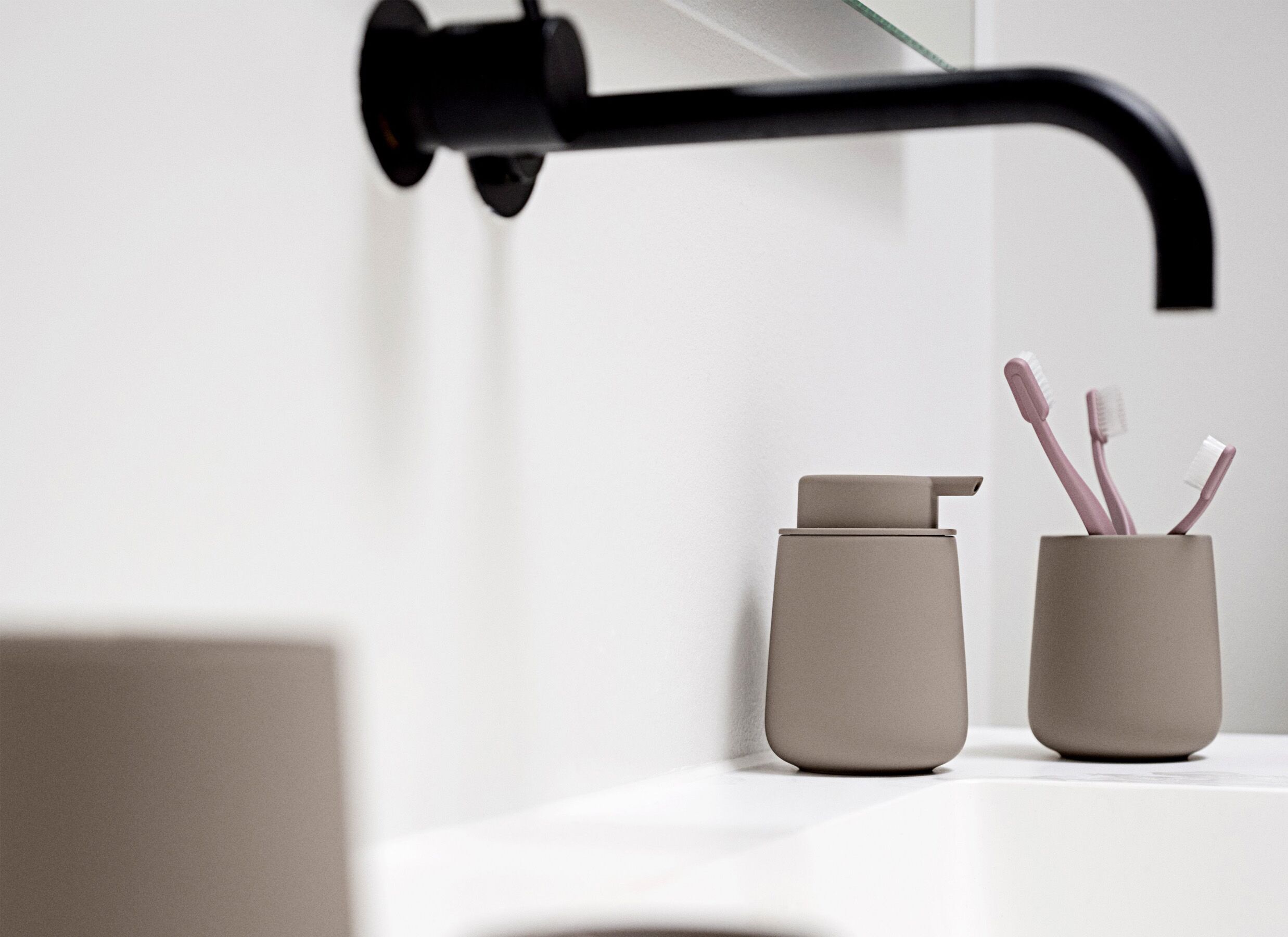 Foto ambiance - Distributeur de savon céramique & silicone - taupe