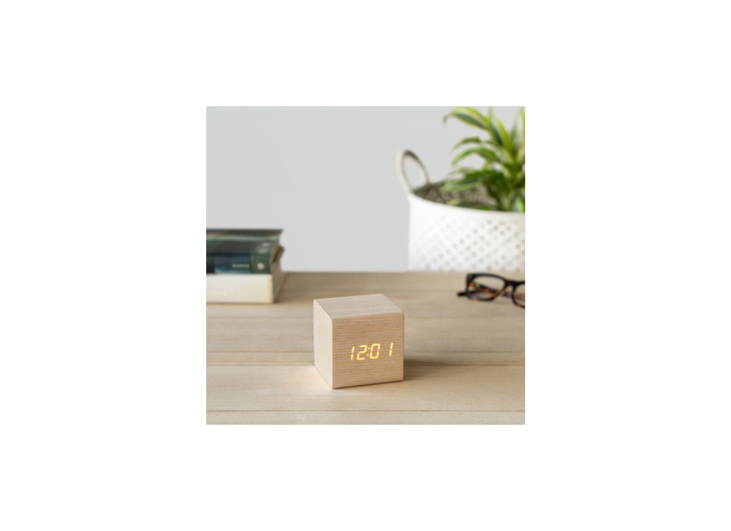 Foto ambiance - Réveil Kubo 7x7cm bois massif naturel