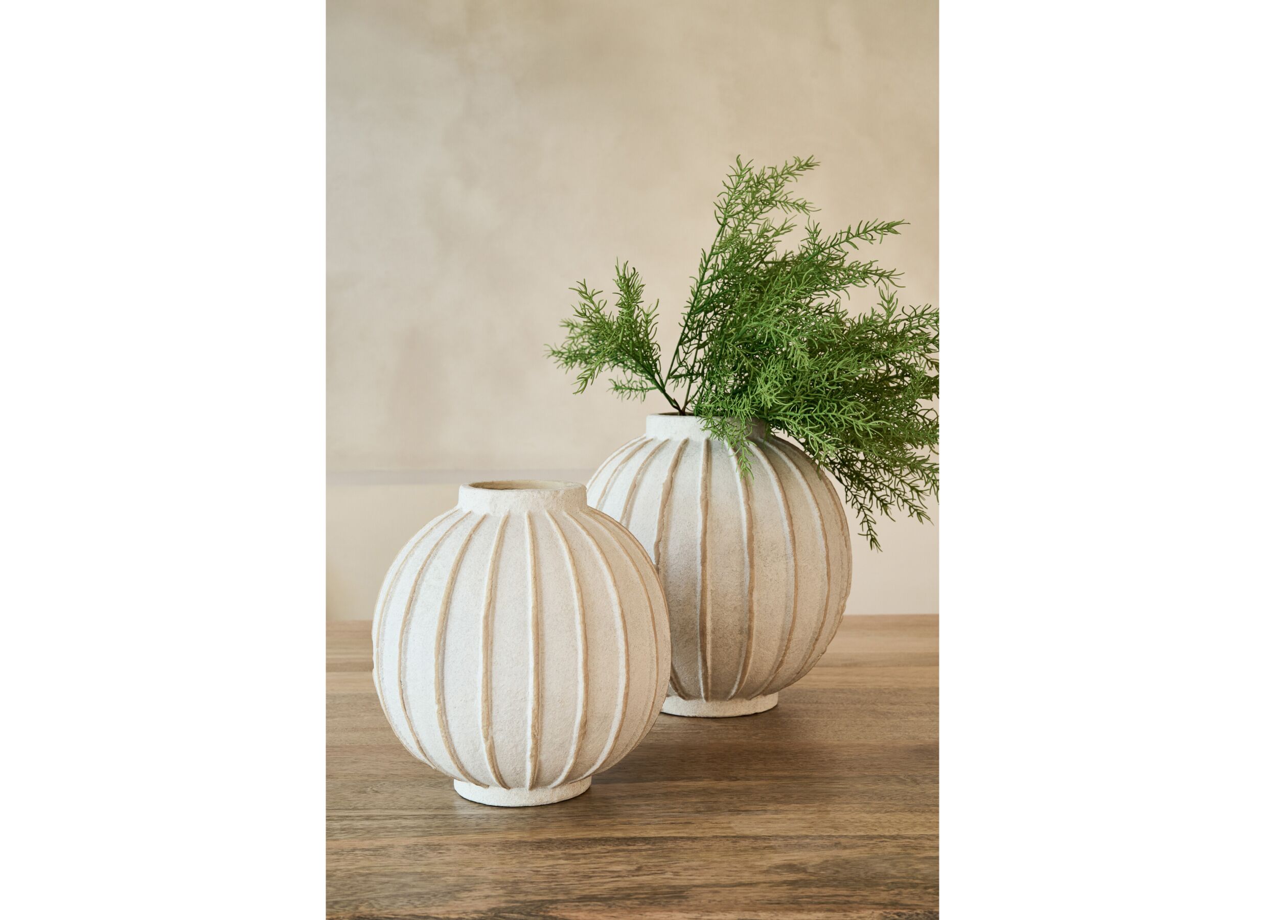 Foto ambiance - Vase Bal ligne H25,5cm - terre cuite - blanchâtre