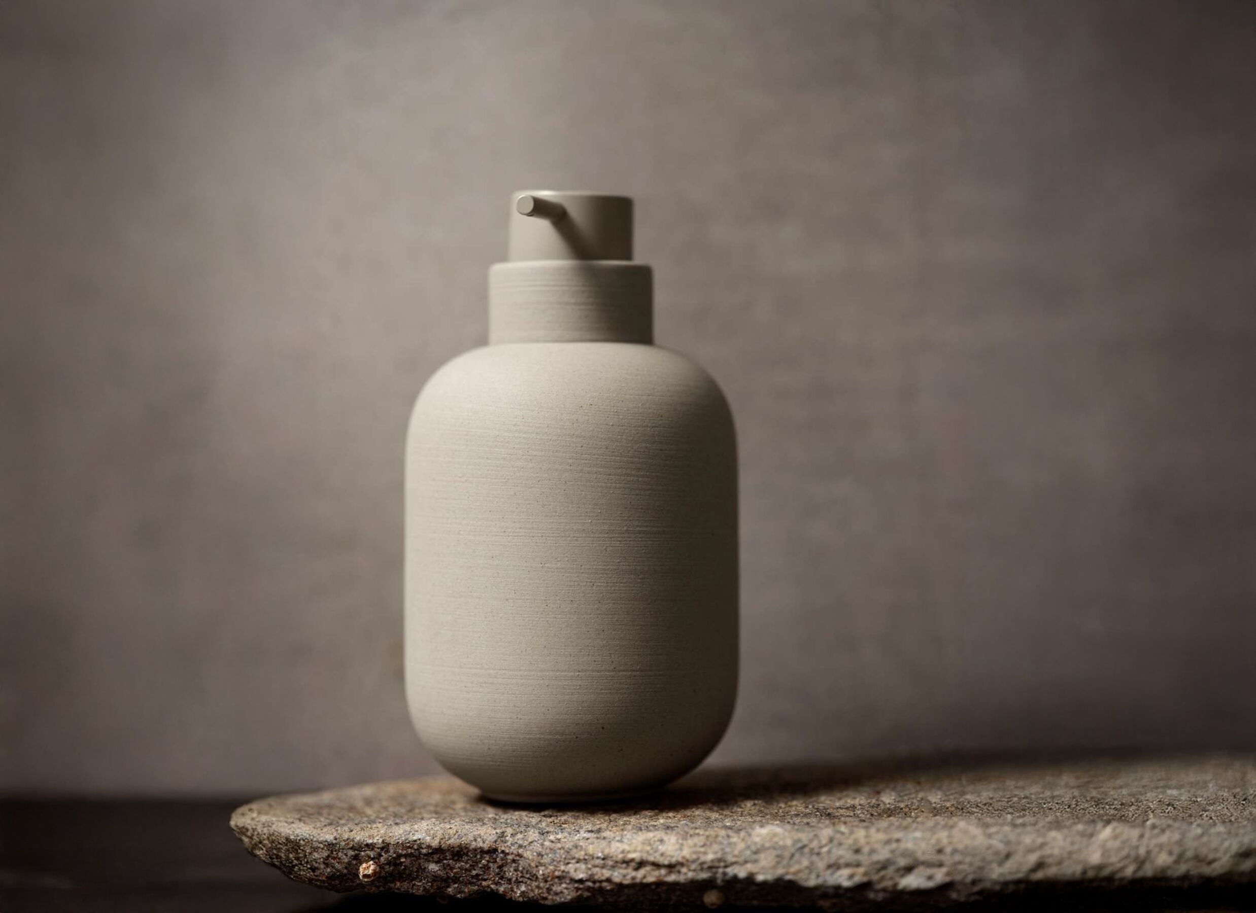 Foto ambiance - Distributeur de savon Sensu Ø7,50x13cm - céramique - taupe